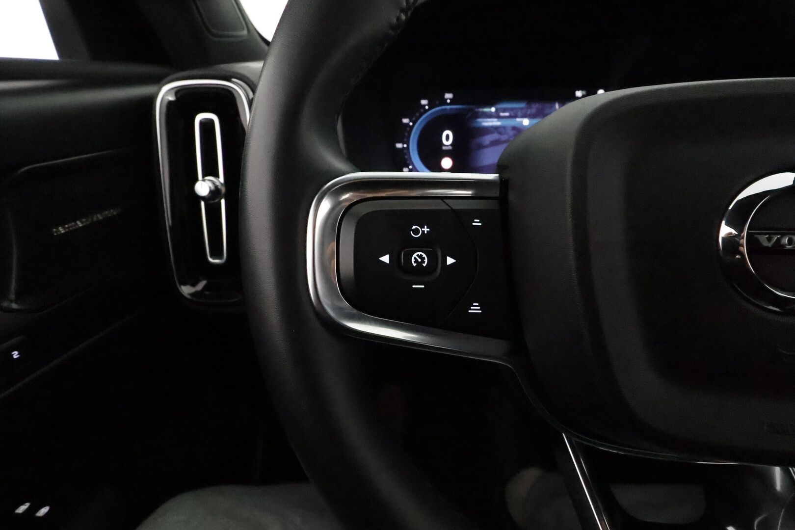 Volvo C40 2023 Recharge Twin motor Ultimate *Koukku / ACC / H&K / ILP / 360° / Muistipenkki / Lasikatto / Navi / Sporttipenkit* - Merkkihuollettu