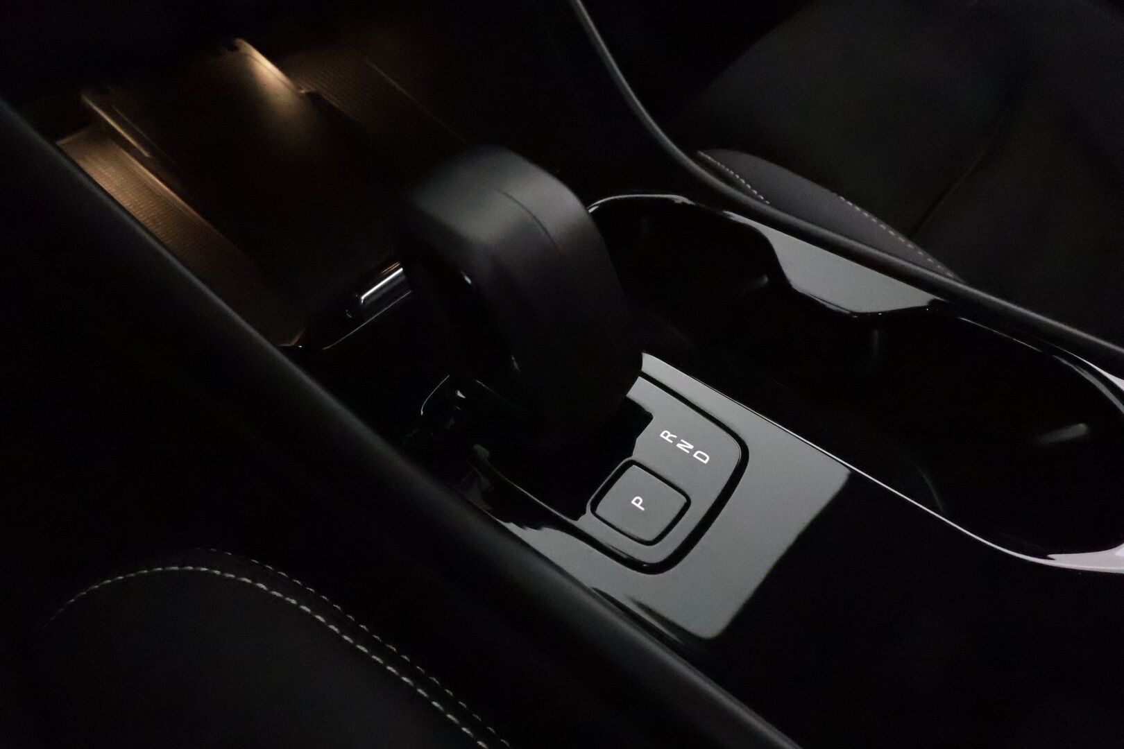 Volvo C40 2023 Recharge Twin motor Ultimate *Koukku / ACC / H&K / ILP / 360° / Muistipenkki / Lasikatto / Navi / Sporttipenkit* - Merkkihuollettu