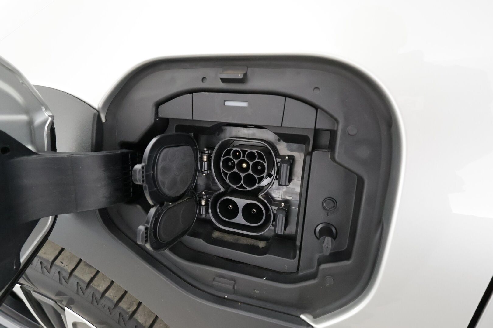 TOYOTA BZ4X 2023 AWD Premium * ACC / Panorama / Muistipenkki / Ilmastoidut nahat / JBL / Navi / LED / 360° / Sähköluukku * - Akku kuntotarkastettu SoH 98,1% / Kahdet renkaat aluvanteilla / Merkkihuollettu / Huippuvarusteet!