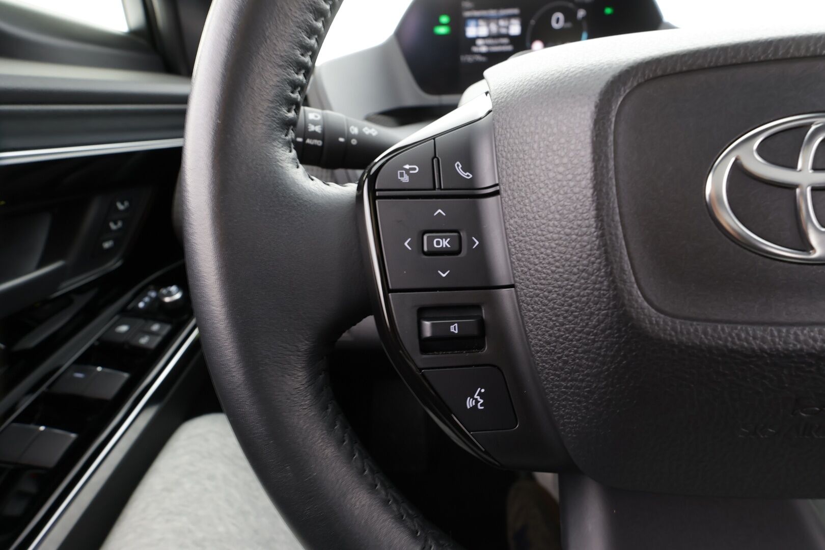 TOYOTA BZ4X 2023 AWD Premium * ACC / Panorama / Muistipenkki / Ilmastoidut nahat / JBL / Navi / LED / 360° / Sähköluukku * - Akku kuntotarkastettu SoH 98,1% / Kahdet renkaat aluvanteilla / Merkkihuollettu / Huippuvarusteet!