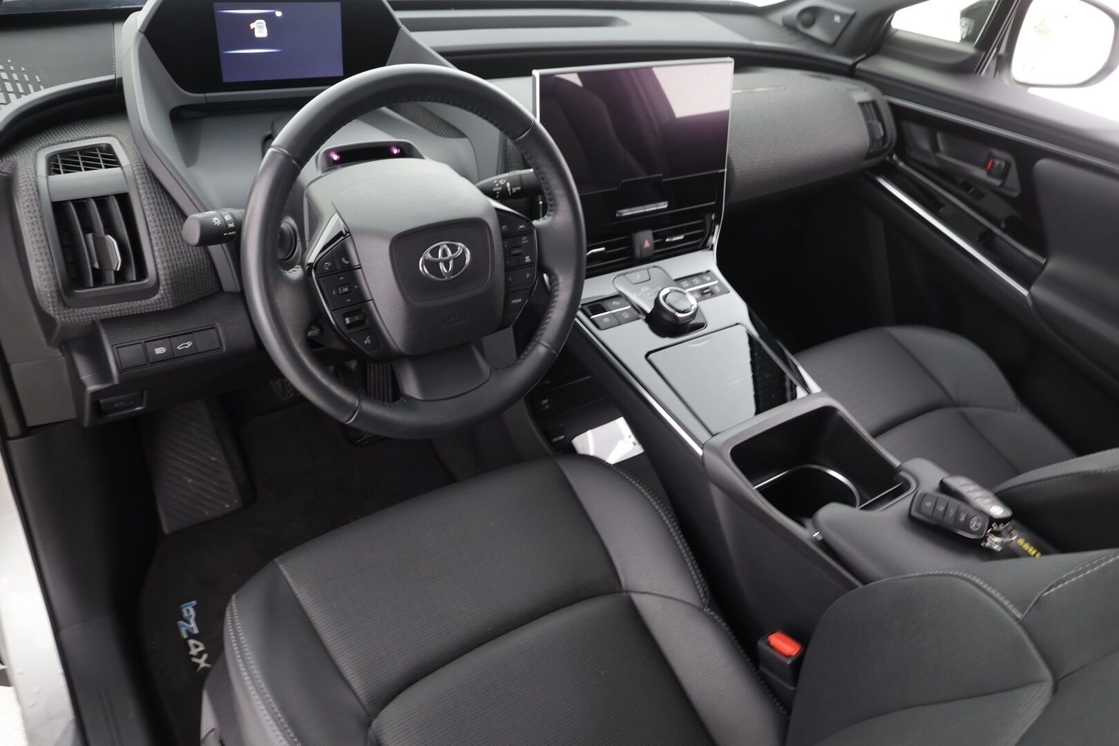 TOYOTA BZ4X 2023 Premium AWD * Adapt.Vakkari / Panorama / Ilmastoidut Nahat / Muistipenkki / JBL Audio / LED / Navi / 360-Kamera - Akku kuntotarkastettu SoH 98,1% / Kahdet renkaat aluvanteilla / Merkkihuollettu / Huippuvarusteet! - HULLUT JOULUT KORKOTARJOUS 2,49% 