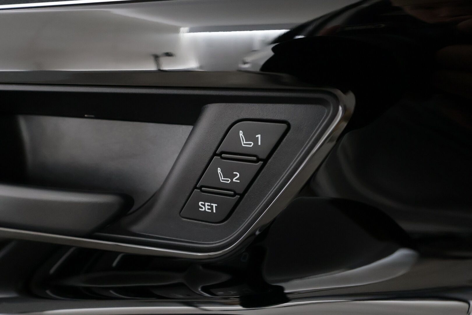 TOYOTA BZ4X 2023 AWD Premium * ACC / Panorama / Muistipenkki / Ilmastoidut nahat / JBL / Navi / LED / 360° / Sähköluukku * - Akku kuntotarkastettu SoH 98,1% / Kahdet renkaat aluvanteilla / Merkkihuollettu / Huippuvarusteet!