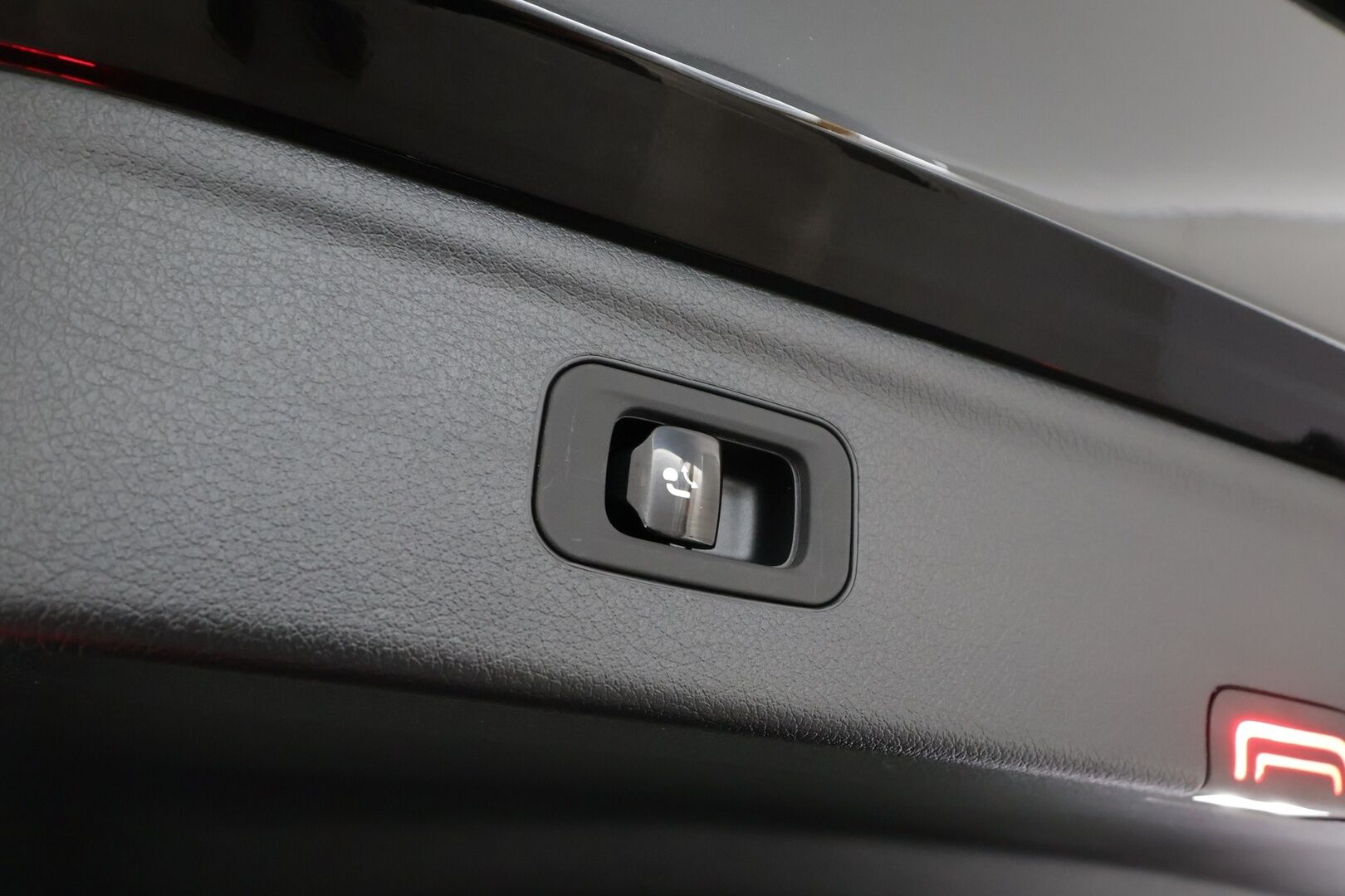 MERCEDES-BENZ EQE SUV 2023 350 4Matic AMG * Distronic+ / Panorama / Digital Light / Burmester / Koukku / Muistipenkit / 360° / Ilma-alusta / ILP / Navi / KeylessGo * - Hyvät varusteet!