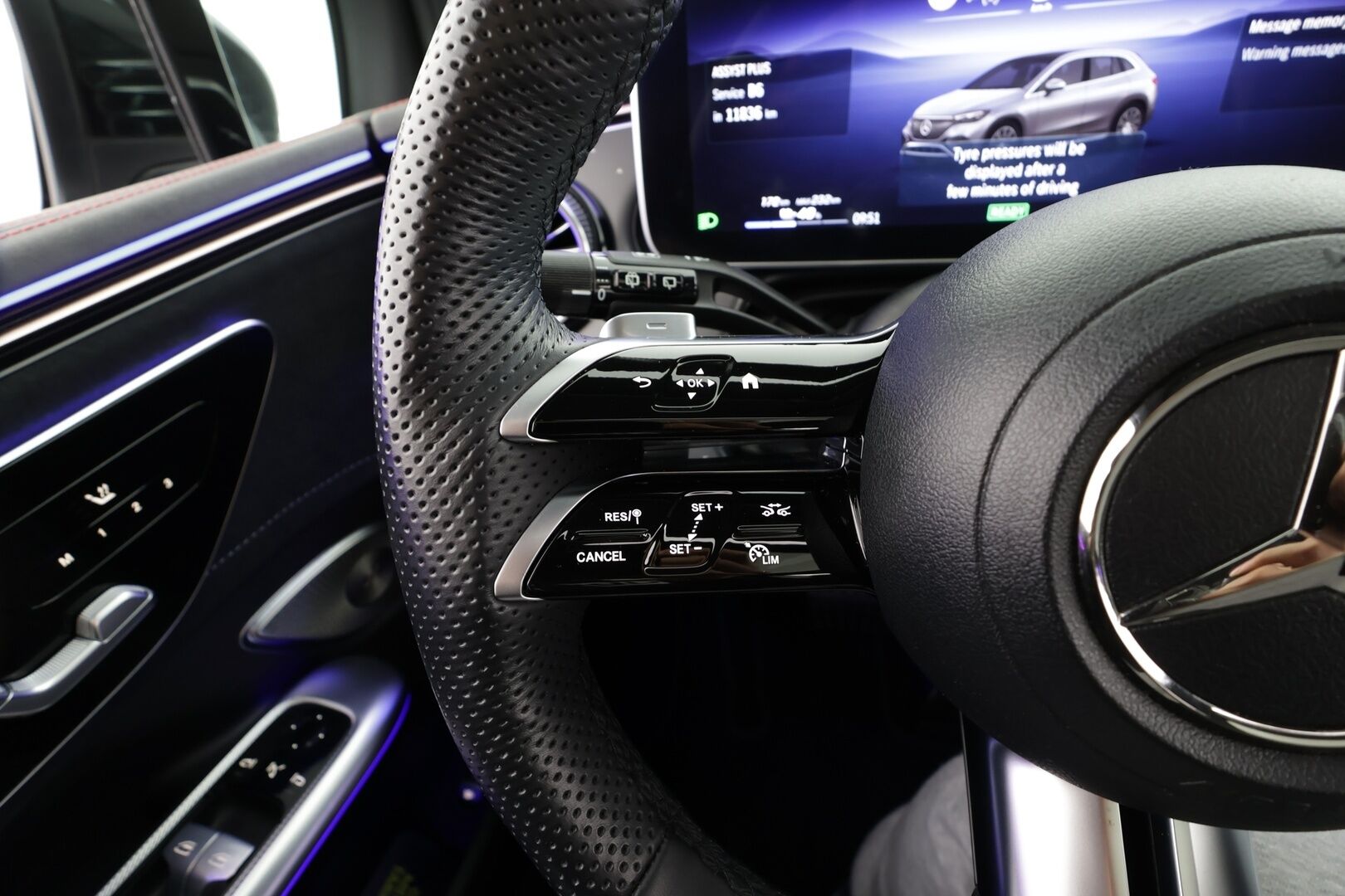 MERCEDES-BENZ EQE SUV 2023 350 4Matic AMG * Distronic+ / Panorama / Digital Light / Burmester / Koukku / Muistipenkit / 360° / Ilma-alusta / ILP / Navi / KeylessGo * - Hyvät varusteet!