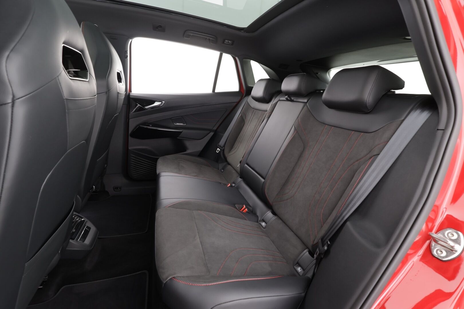 VOLKSWAGEN ID.4 2025 GTX 4Motion 250kW * ACC / HUD / Panorama / Muistipenkit hieronnalla / 360° / ILP / Koukku / IQ.Light / H&K / Facelift * - Akku kuntotarkastettu! / Kahdet renkaat aluvanteilla / Huippuvarusteet!