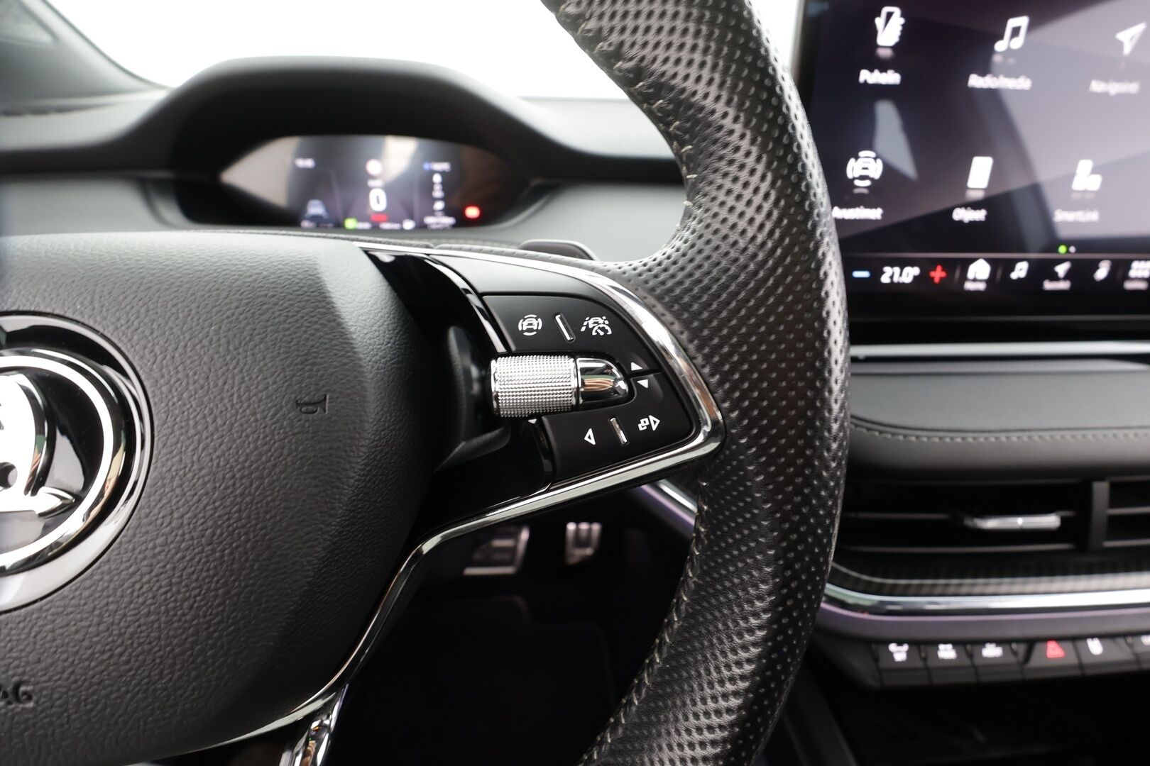 SKODA ENYAQ 2023 80x 4x4 SportLine iV * ILP / Koukku / Panorama / ACC / Matrix-LED / 360° / Muistipenkki / Navi / Kaistavahti / Keyless * - Akku kuntotarkastettu SoH 95,2% - HULLUT VÄLIPÄIVÄT KORKOTARJOUS 2,49%