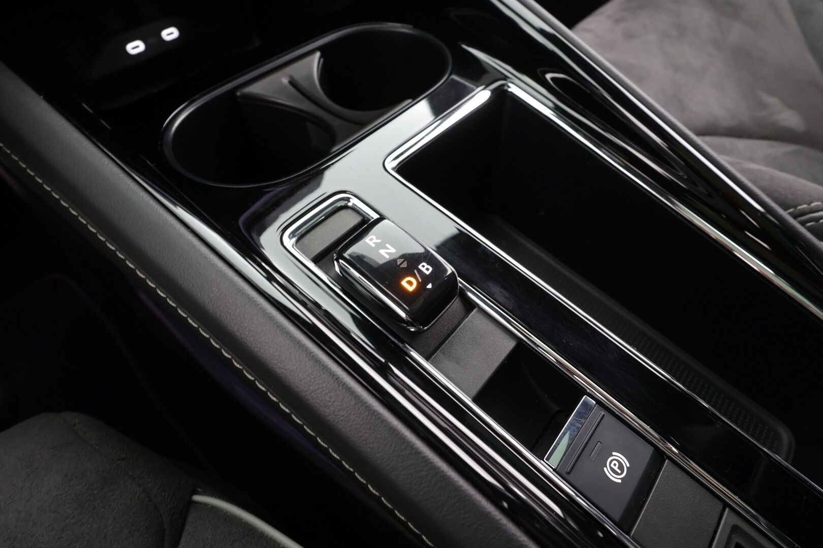 SKODA ENYAQ 2023 80x 4x4 SportLine iV * ILP / Koukku / Panorama / ACC / Matrix-LED / 360° / Muistipenkki / Navi / Kaistavahti / Keyless * - Akku kuntotarkastettu SoH 95,2%