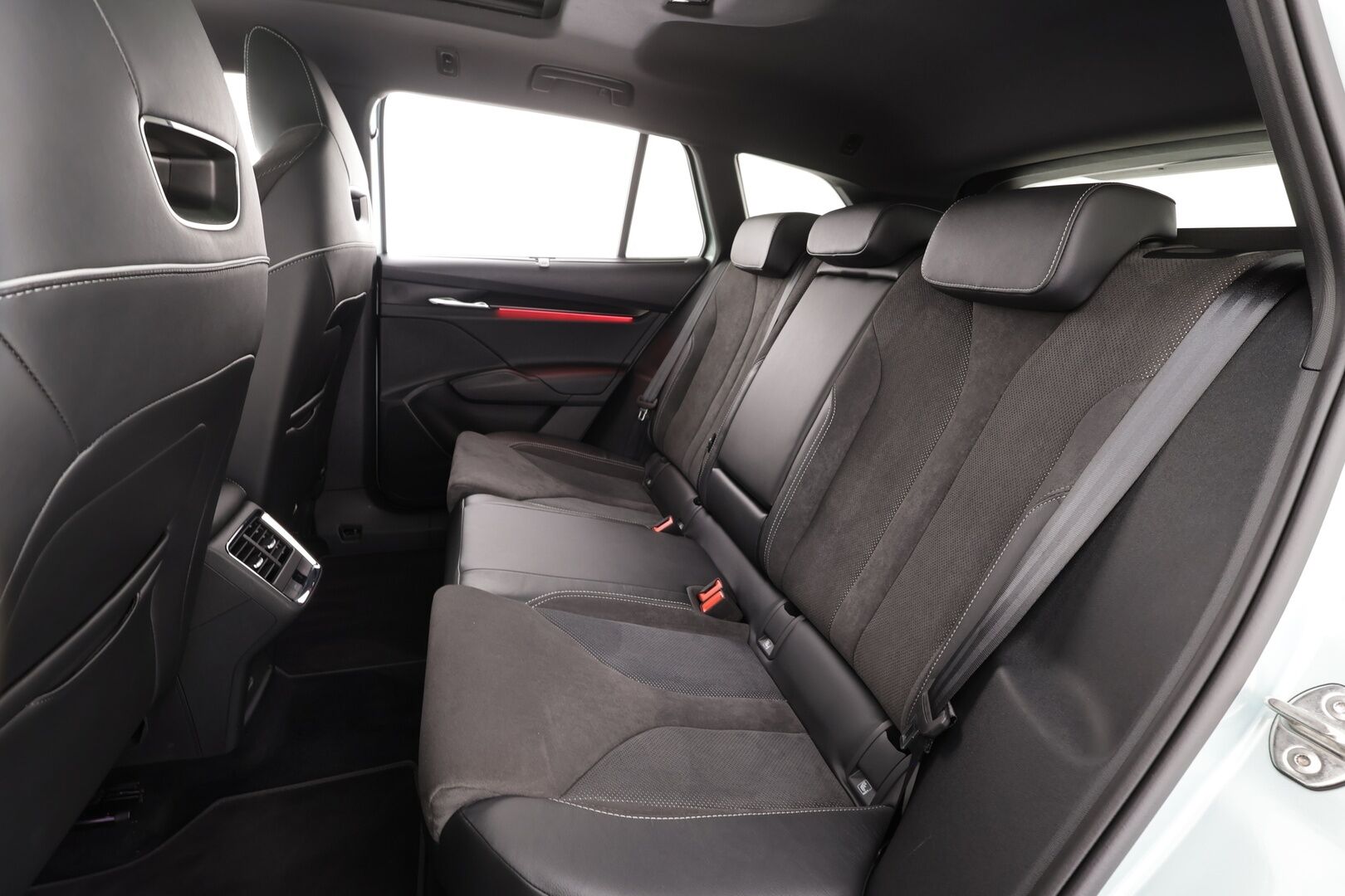 SKODA ENYAQ 2023 80x 4x4 SportLine iV * ILP / Koukku / Panorama / ACC / Matrix-LED / 360° / Muistipenkki / Navi / Kaistavahti / Keyless * - Akku kuntotarkastettu SoH 95,2%