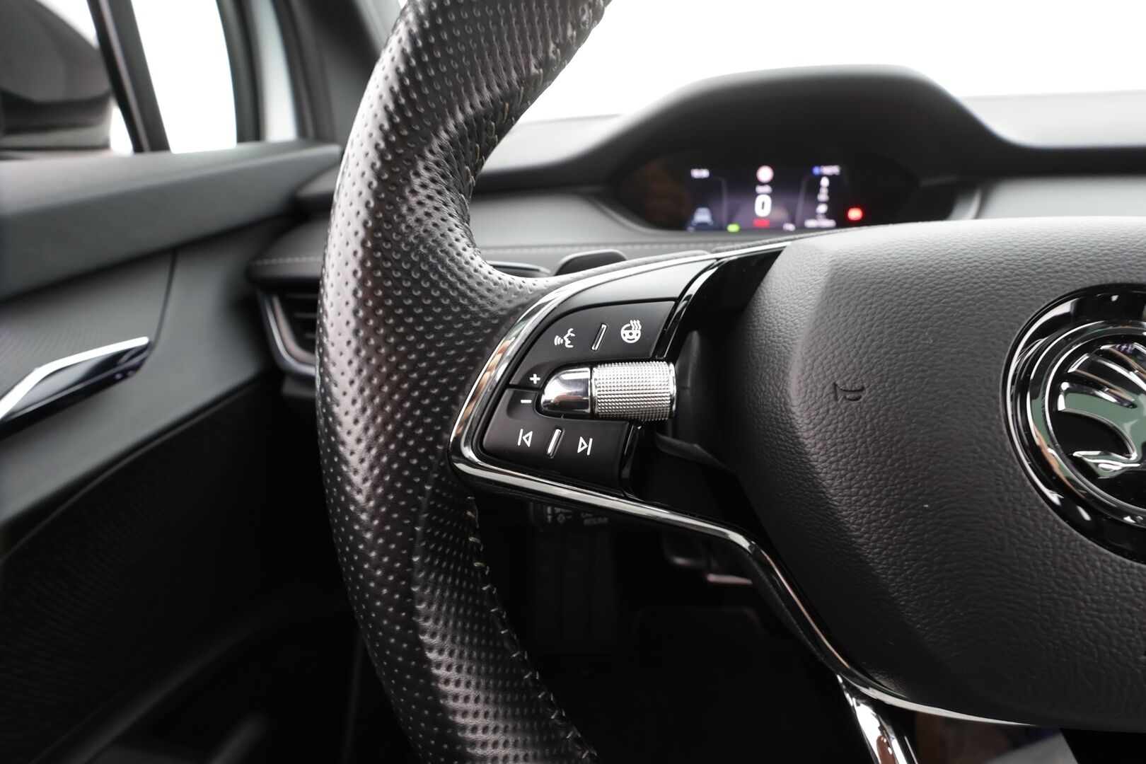 SKODA ENYAQ 2023 80x 4x4 SportLine iV * ILP / Koukku / Panorama / ACC / Matrix-LED / 360° / Muistipenkki / Navi / Kaistavahti / Keyless * - Akku kuntotarkastettu SoH 95,2% 