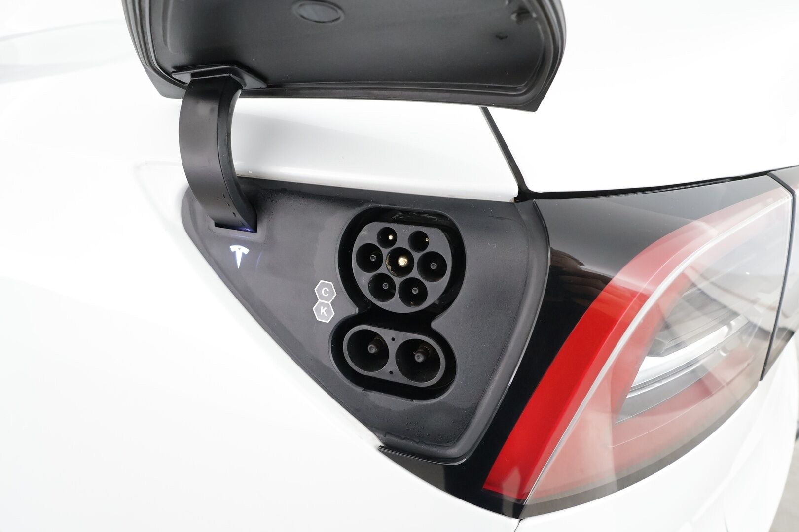 TESLA MODEL Y 2022 Long Range Dual Motor * Koukku / Lasikatto / ILP / ACC / Matrix-LED / Muistipenkki / P.kamera / Premium Audio * - 2x Latauskaapelit - Osta nyt, maksa vasta ensi vuonna