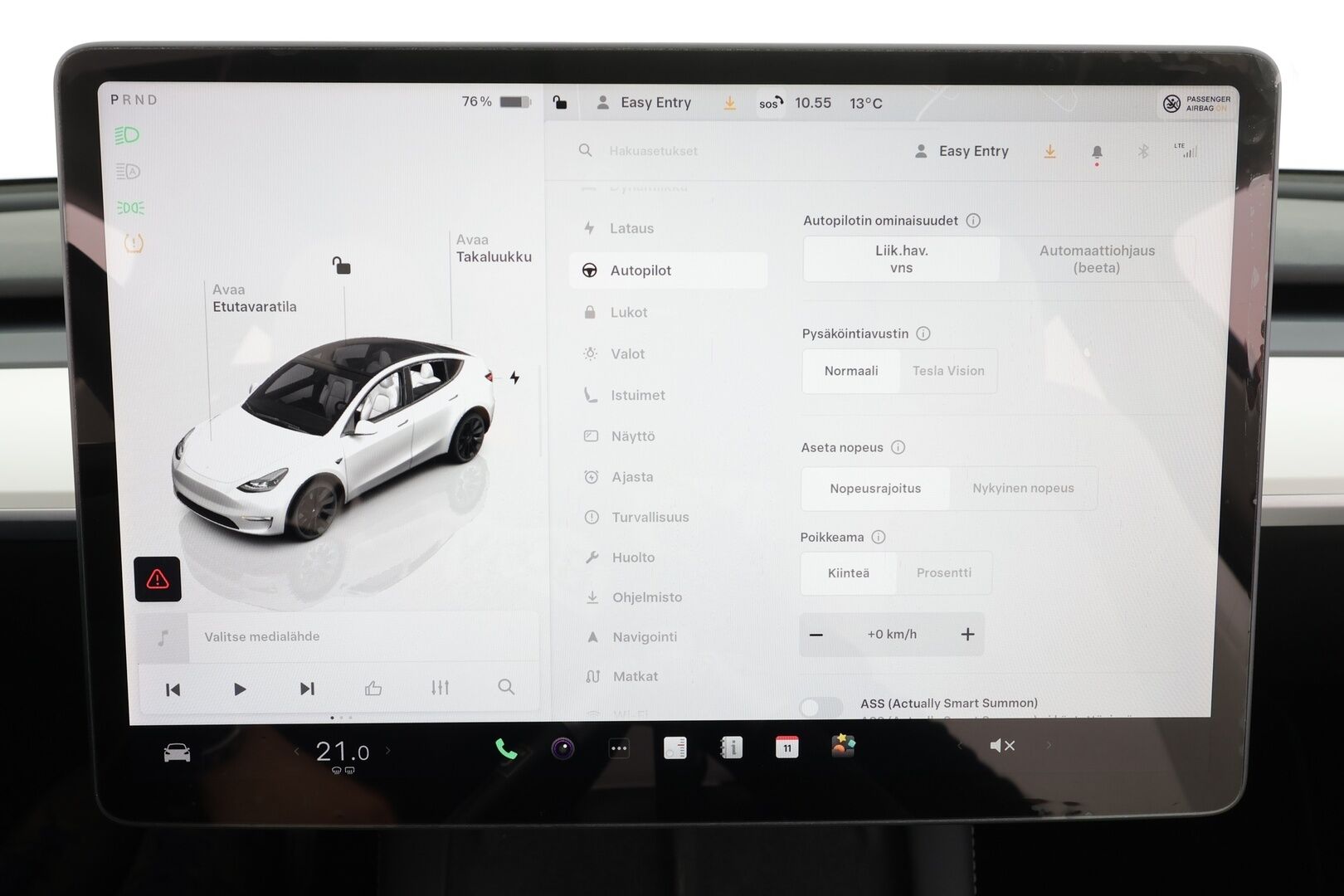 TESLA MODEL Y 2022 Long Range Dual Motor * Koukku / Lasikatto / ILP / ACC / Matrix-LED / Muistipenkki / P.kamera / Premium Audio * - 2x Latauskaapelit - Osta nyt, maksa vasta ensi vuonna