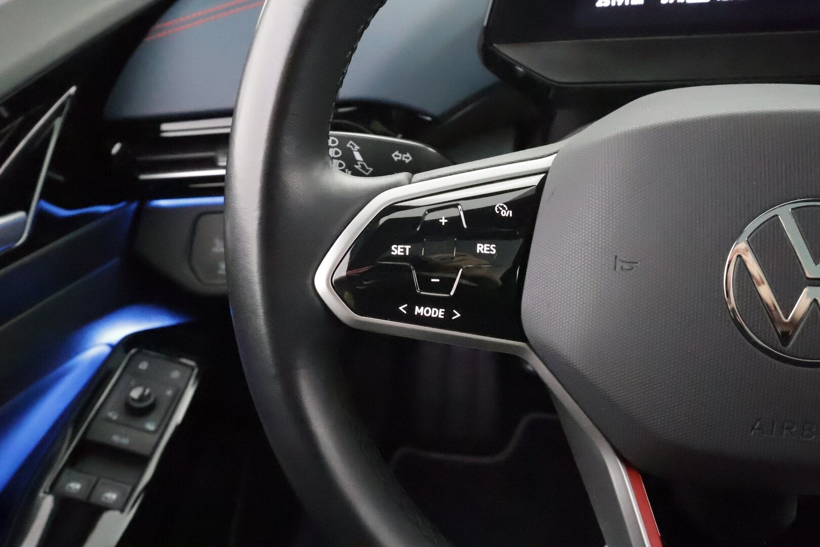 VOLKSWAGEN ID.4 2022 GTX 4Motion 220 kW * ILP / Lasikatto / ACC / Matrix-LED / HUD / 360° / Hierovat Sportpenkit Muistilla / Navi / Keyless* - Kahdet renkaat / * HUIPPU KAMOILLA * - Osta nyt, maksa vasta ensi vuonna