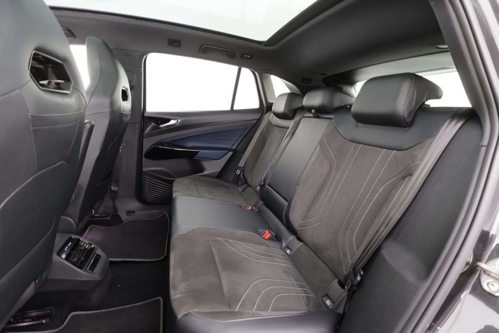 VOLKSWAGEN ID.4 2022 GTX 4Motion 220 kW * ILP / Lasikatto / ACC / Matrix-LED / HUD / 360° / Hierovat Sportpenkit Muistilla / Navi / Keyless* - Kahdet renkaat / * HUIPPU KAMOILLA * - Osta nyt, maksa vasta ensi vuonna