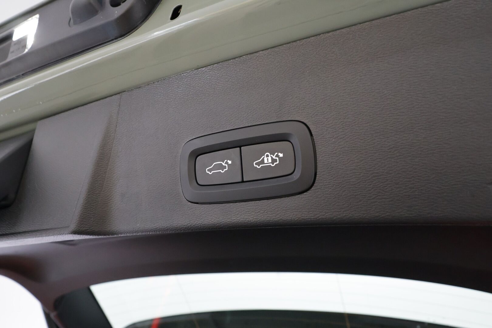 Volvo XC40 2023 Recharge Twin Plus aut * ACC / ILP / P.kamera / LED / Navi / Muistipenkki / Koukku / Facelift / KeylessGo * - Akku kuntotarkastettu SoH 96,2% / Kahdet renkaat aluvanteilla / Merkkihuollettu