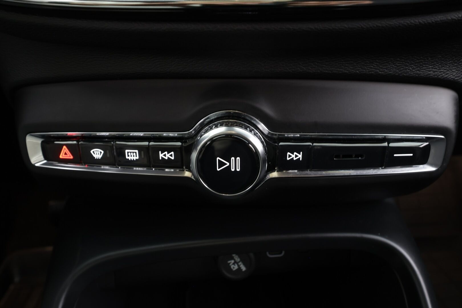 Volvo XC40 2023 Recharge Twin Plus aut * ACC / ILP / P.kamera / LED / Navi / Muistipenkki / Koukku / Facelift / KeylessGo * - Akku kuntotarkastettu SoH 96,2% / Kahdet renkaat aluvanteilla / Merkkihuollettu