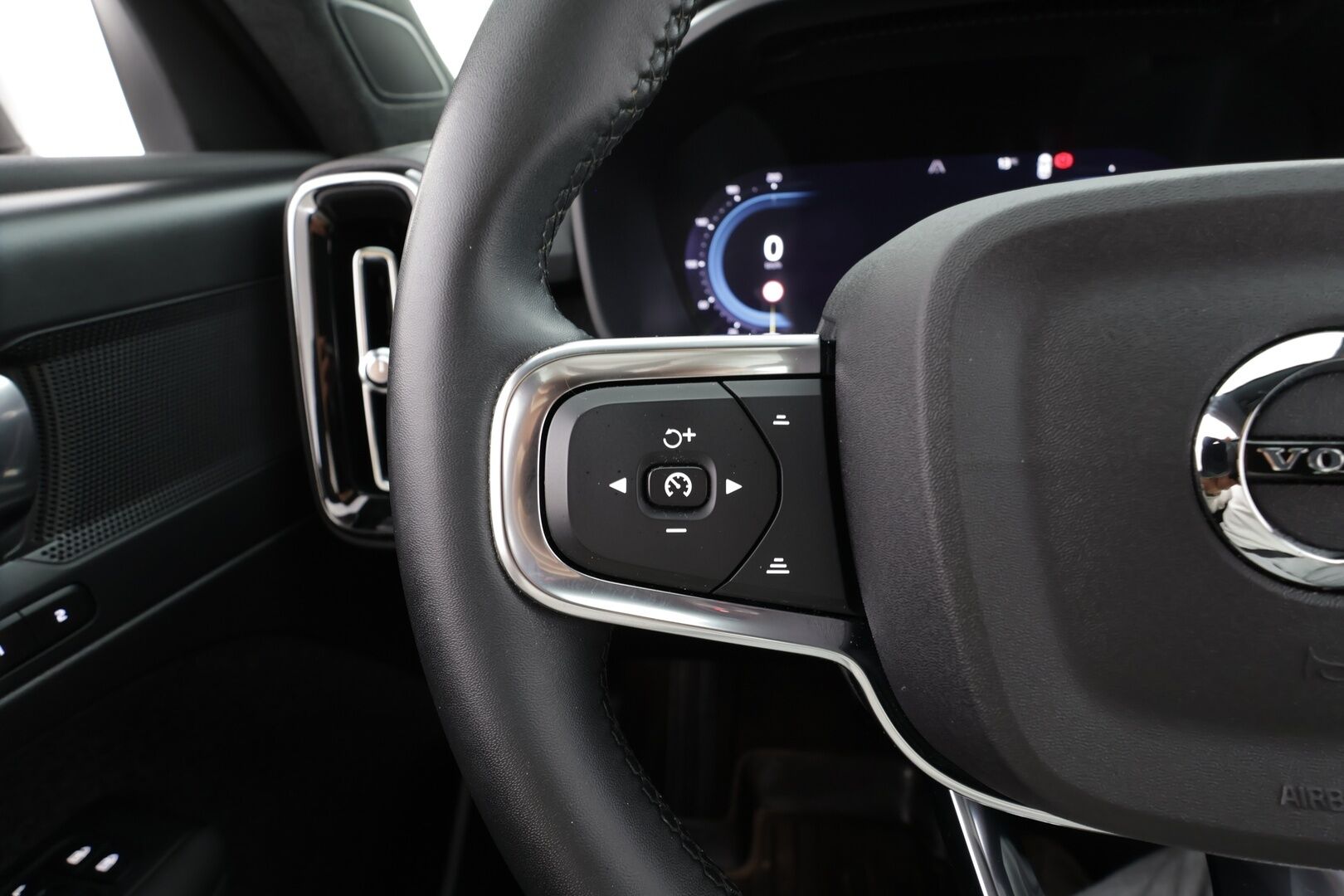 Volvo XC40 2023 Recharge Twin Plus aut * ACC / ILP / P.kamera / LED / Navi / Muistipenkki / Koukku / Facelift / KeylessGo * - Akku kuntotarkastettu SoH 96,2% / Kahdet renkaat aluvanteilla / Merkkihuollettu