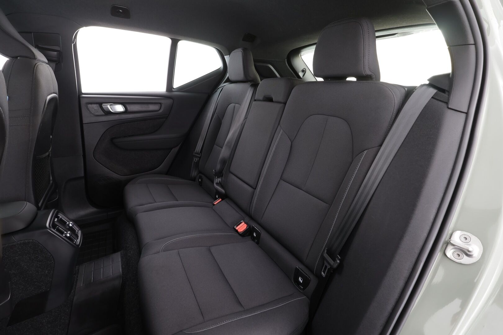 Volvo XC40 2023 Recharge Twin Plus aut * ACC / ILP / P.kamera / LED / Navi / Muistipenkki / Koukku / Facelift / KeylessGo * - Akku kuntotarkastettu SoH 96,2% / Kahdet renkaat aluvanteilla / Merkkihuollettu