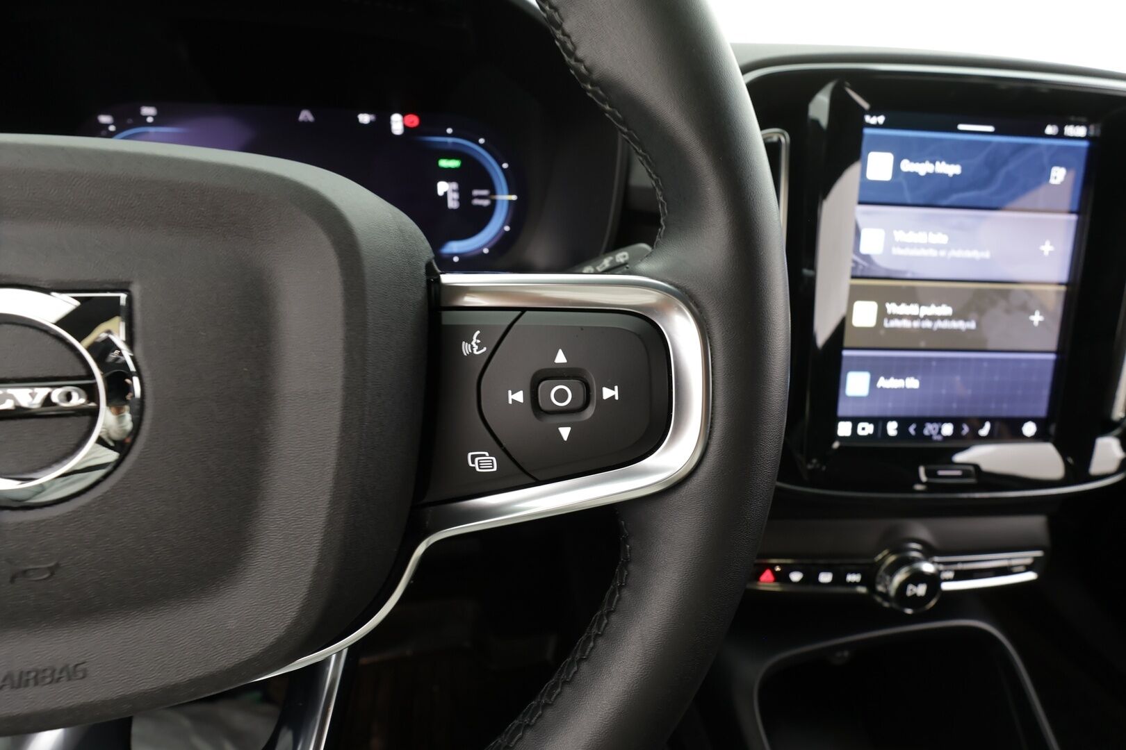 Volvo XC40 2023 Recharge Twin Plus aut * ACC / ILP / P.kamera / LED / Navi / Muistipenkki / Koukku / Facelift / KeylessGo * - Akku kuntotarkastettu SoH 96,2% / Kahdet renkaat aluvanteilla / Merkkihuollettu