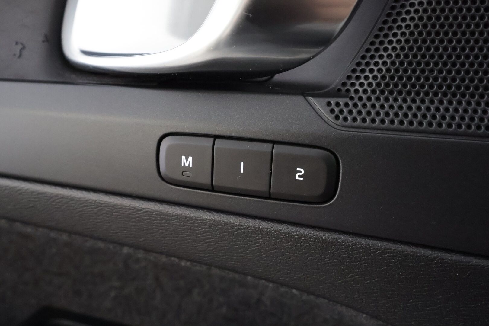 Volvo XC40 2023 Recharge Twin Plus aut * ACC / ILP / P.kamera / LED / Navi / Muistipenkki / Koukku / Facelift / KeylessGo * - Akku kuntotarkastettu SoH 96,2% / Kahdet renkaat aluvanteilla / Merkkihuollettu