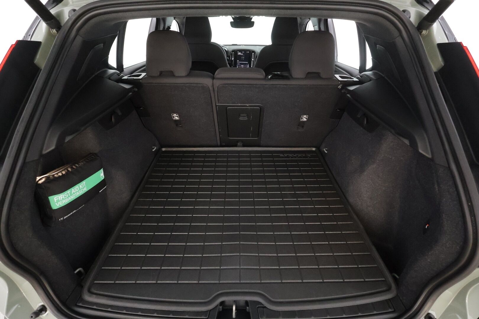 Volvo XC40 2023 Recharge Twin Plus aut * ACC / ILP / P.kamera / LED / Navi / Muistipenkki / Koukku / Facelift / KeylessGo * - Akku kuntotarkastettu SoH 96,2% / Kahdet renkaat aluvanteilla / Merkkihuollettu