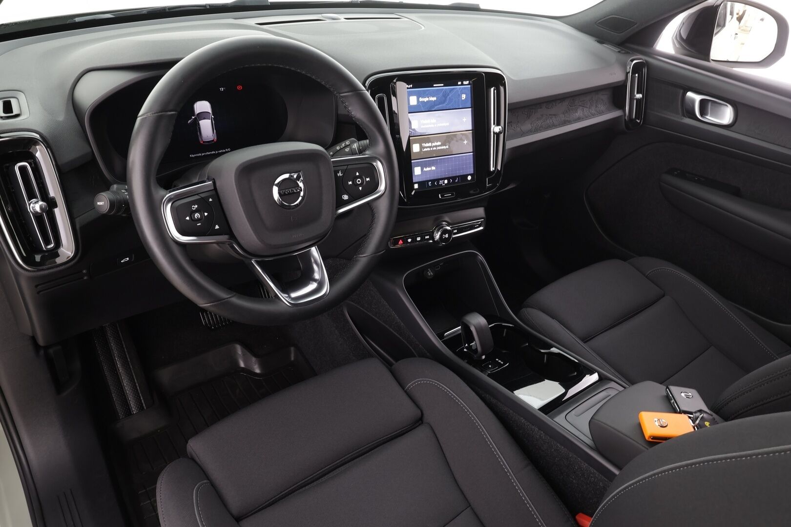 Volvo XC40 2023 Recharge Twin Plus aut * ACC / ILP / P.kamera / LED / Navi / Muistipenkki / Koukku / Facelift / KeylessGo * - Akku kuntotarkastettu SoH 96,2% / Kahdet renkaat aluvanteilla / Merkkihuollettu