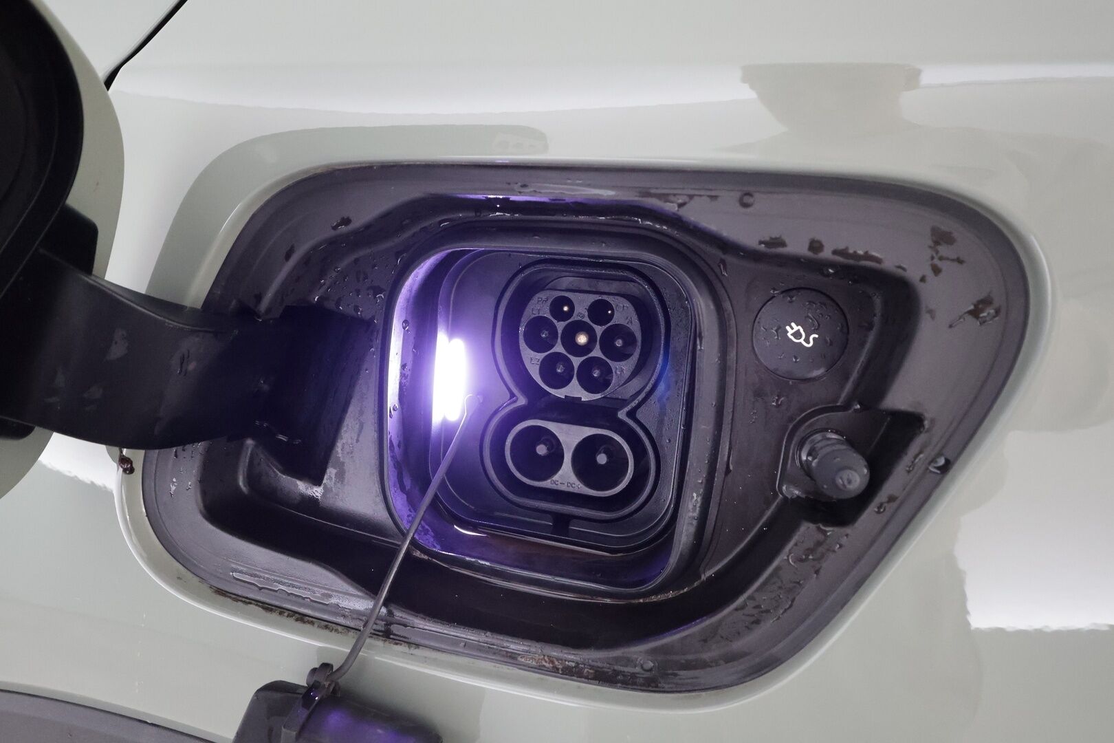 Volvo XC40 2023 Recharge Twin Plus aut * ACC / ILP / P.kamera / LED / Navi / Muistipenkki / Koukku / Facelift / KeylessGo * - Akku kuntotarkastettu SoH 96,2% / Kahdet renkaat aluvanteilla / Merkkihuollettu