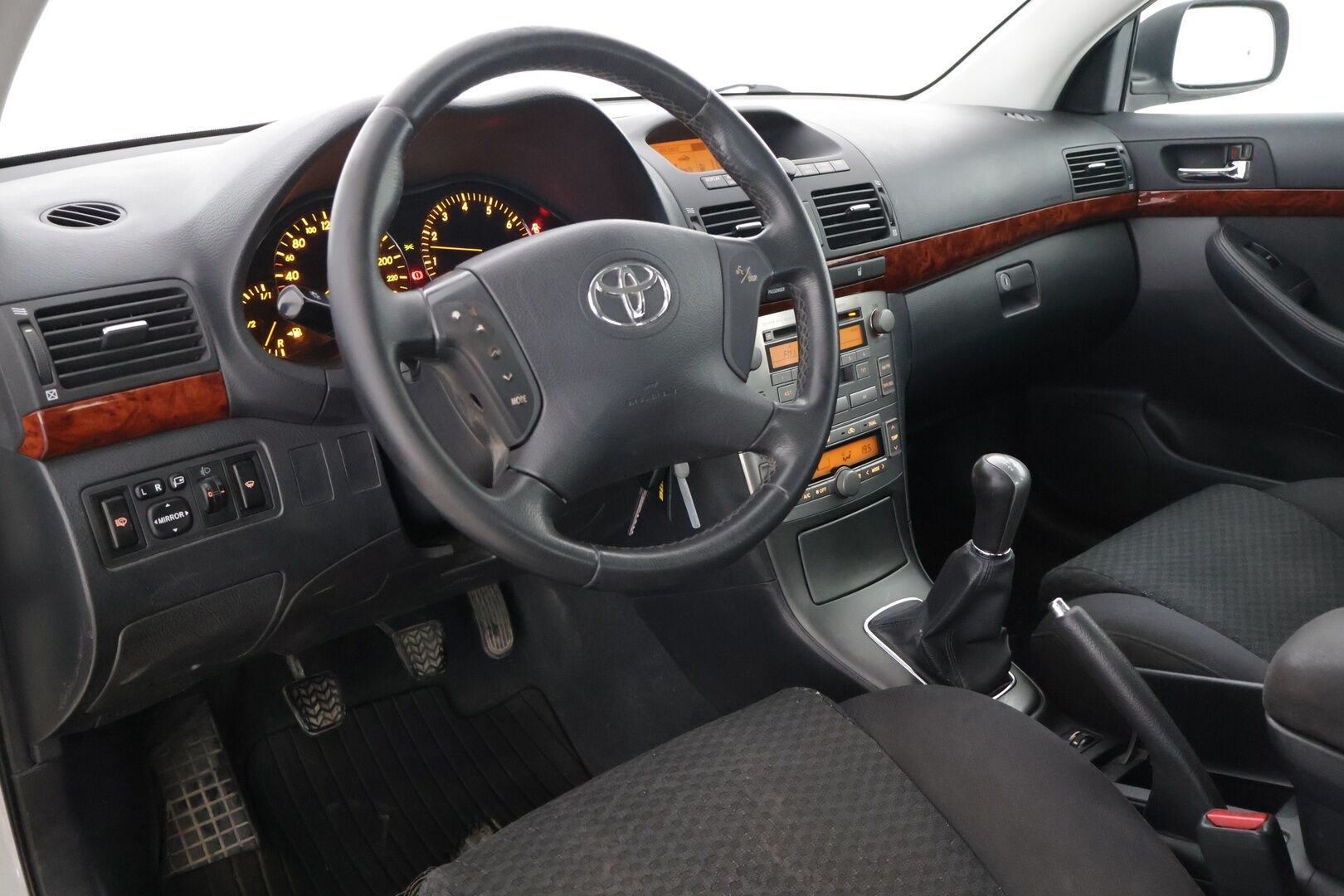 Toyota Avensis 2004 SEDAN 1.8 *MYYDÄÄN HUUTOKAUPAT.COM*