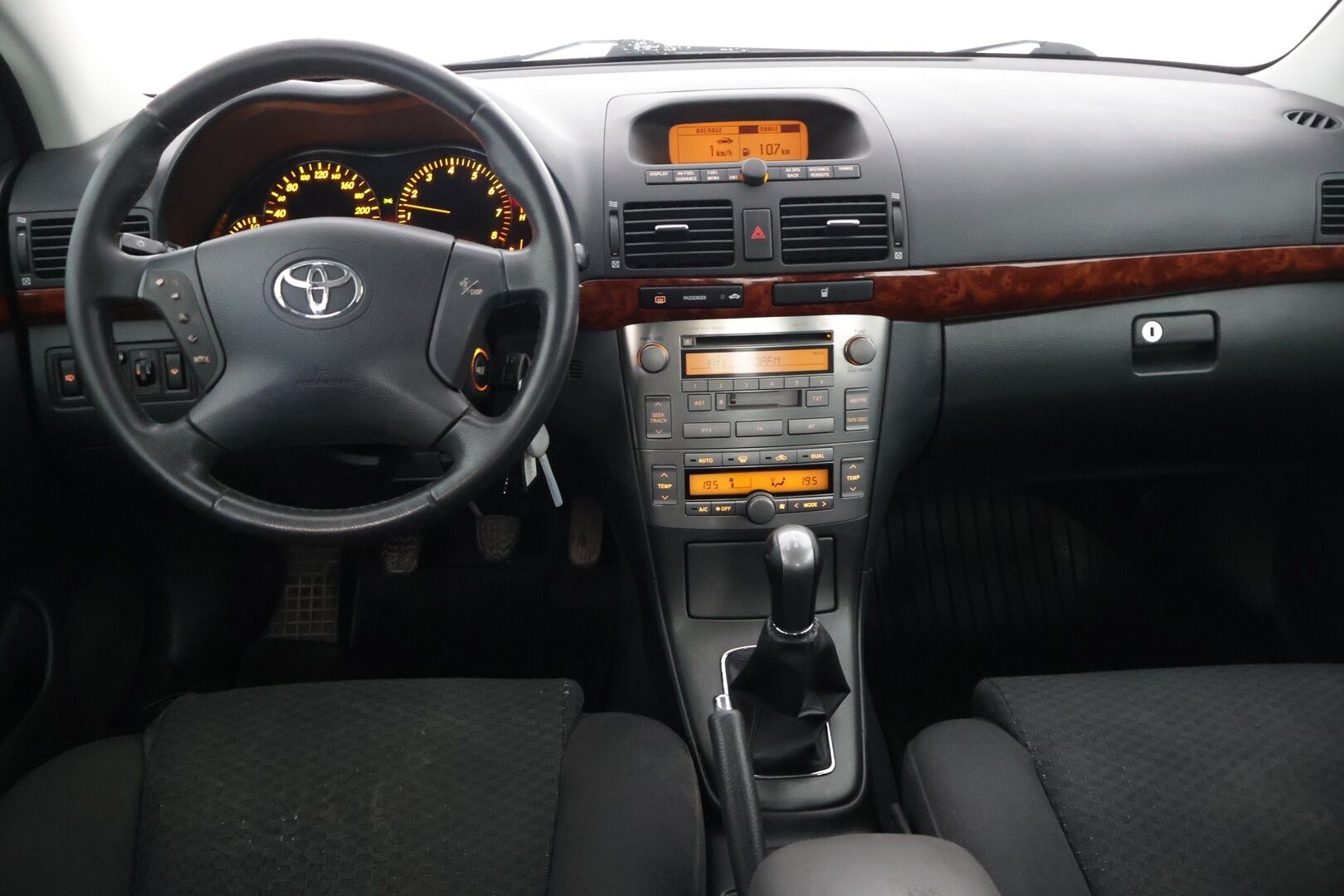 Toyota Avensis 2004 SEDAN 1.8 *MYYDÄÄN HUUTOKAUPAT.COM*