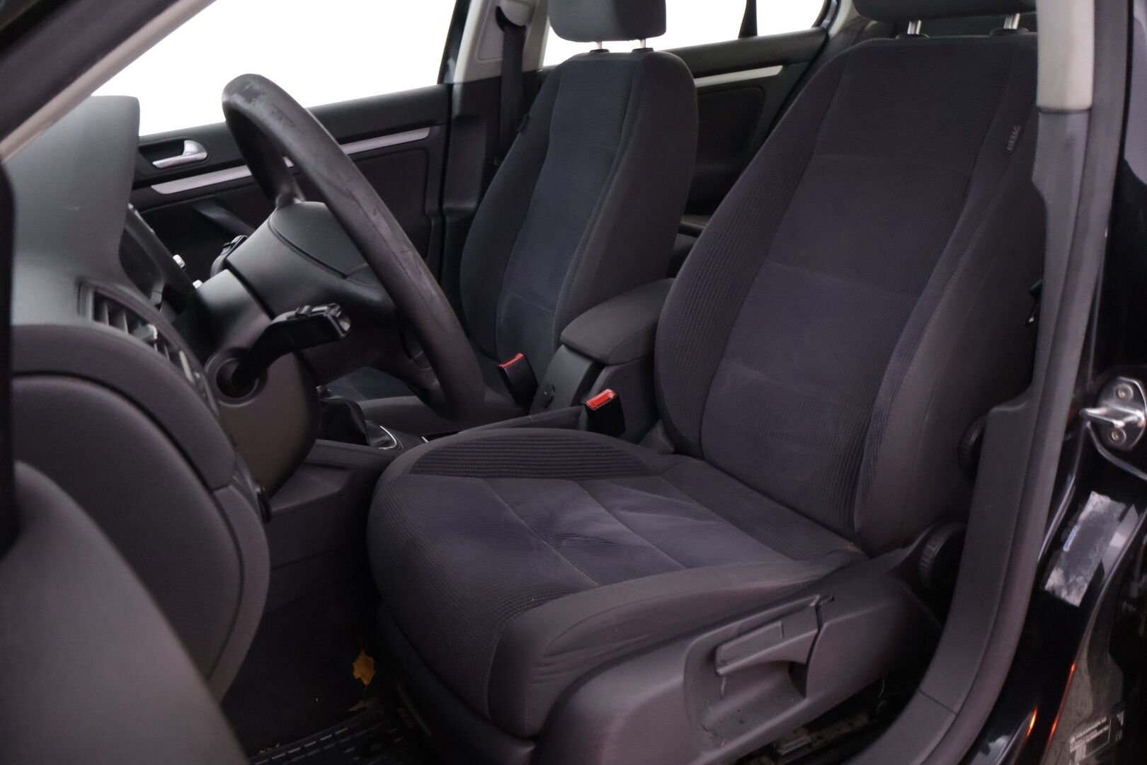 Volkswagen Jetta 2007 4D Sedan 1.6 - Myydään Huutokaupat.com - | Vakkari | Sporttialusta | Koukku | 2x Hyvät Renkaat | Leimaa 19.12 asti |
