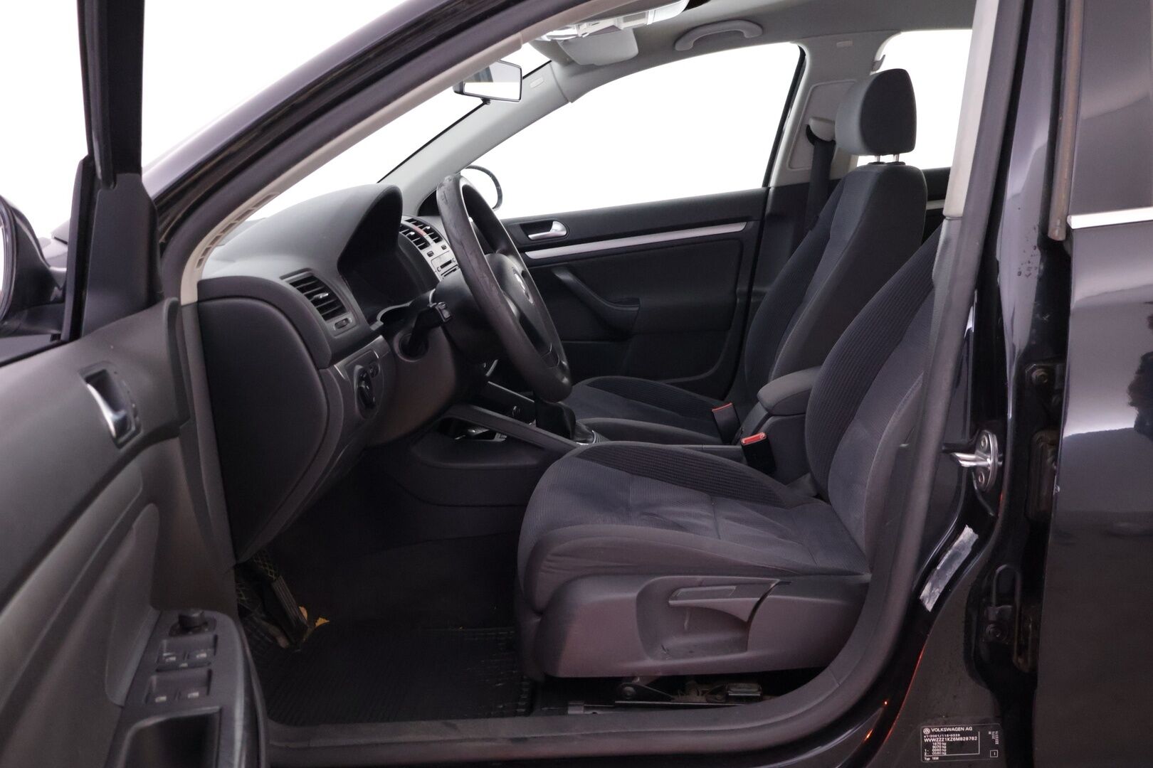 Volkswagen Jetta 2007 4D Sedan 1.6 - Myydään Huutokaupat.com - | Vakkari | Sporttialusta | Koukku | 2x Hyvät Renkaat | Leimaa 19.12 asti |