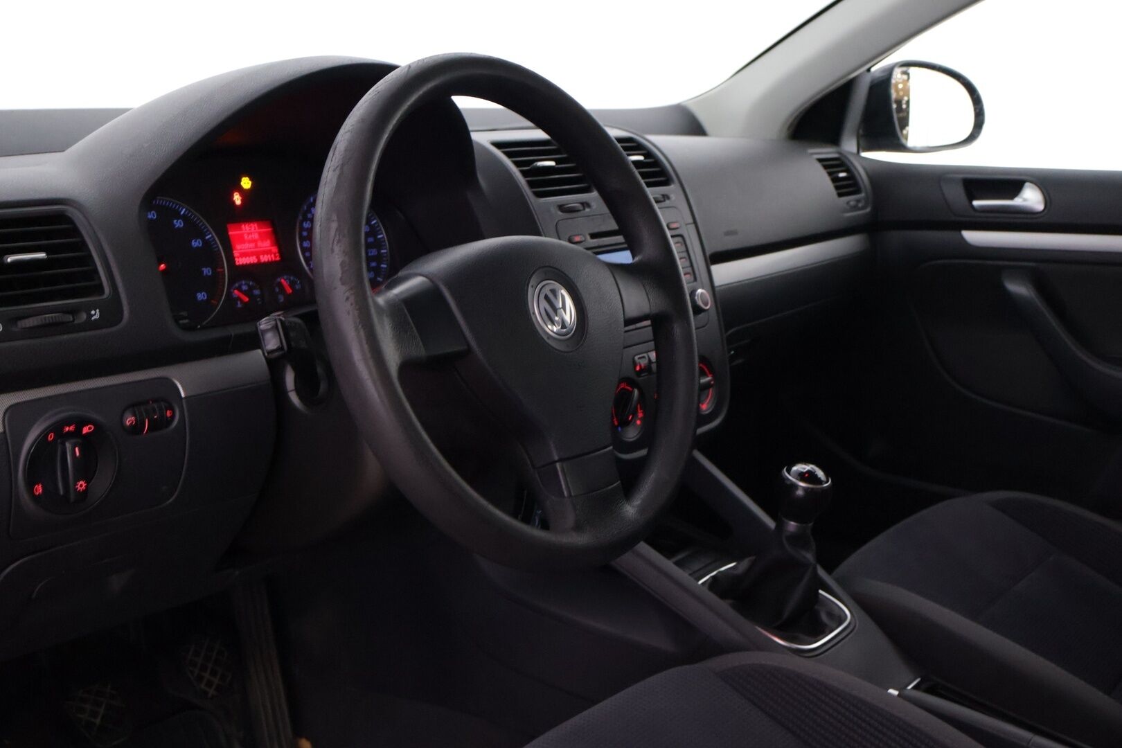 Volkswagen Jetta 2007 4D Sedan 1.6 - Myydään Huutokaupat.com - | Vakkari | Sporttialusta | Koukku | 2x Hyvät Renkaat | Leimaa 19.12 asti |