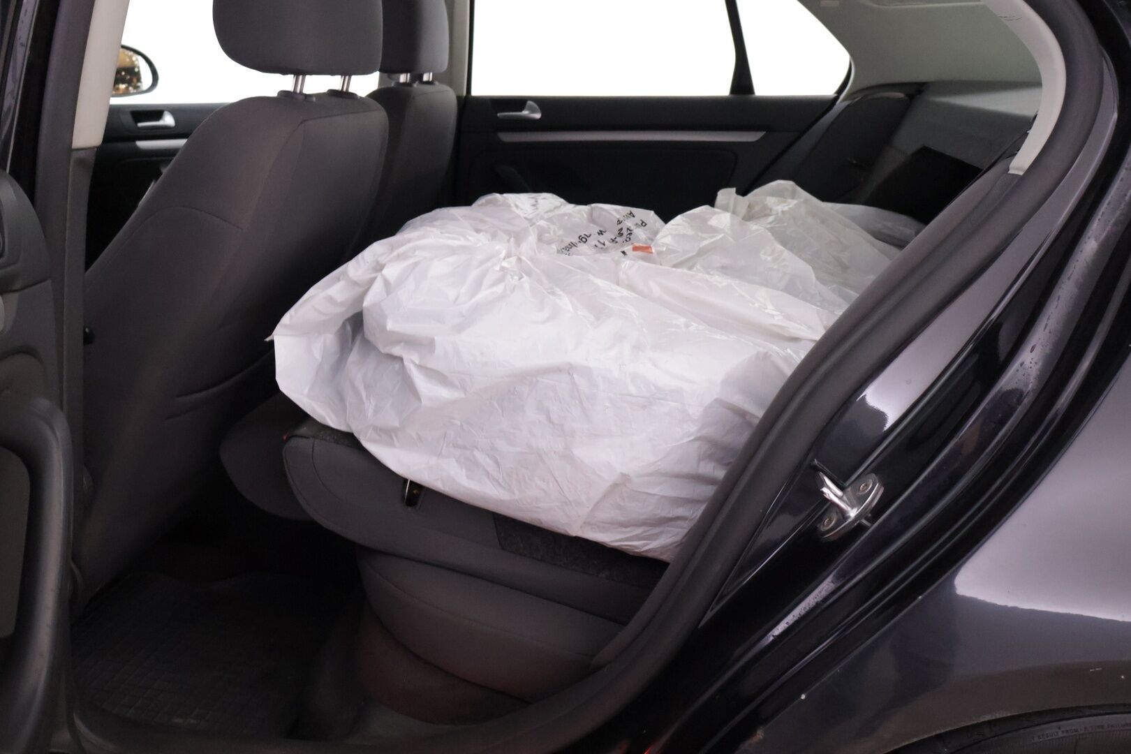 Volkswagen Jetta 2007 4D Sedan 1.6 - Myydään Huutokaupat.com - | Vakkari | Sporttialusta | Koukku | 2x Hyvät Renkaat | Leimaa 19.12 asti |