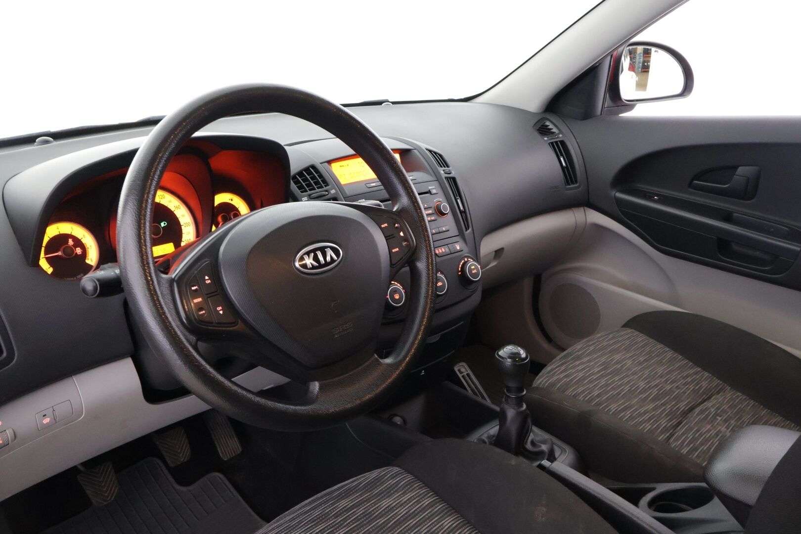 Kia cee'd 2008 1,6 LX HB 5D ** Auto myydään huudossa! - ** Pitkä leima / Kahdet asialliset renkaat **