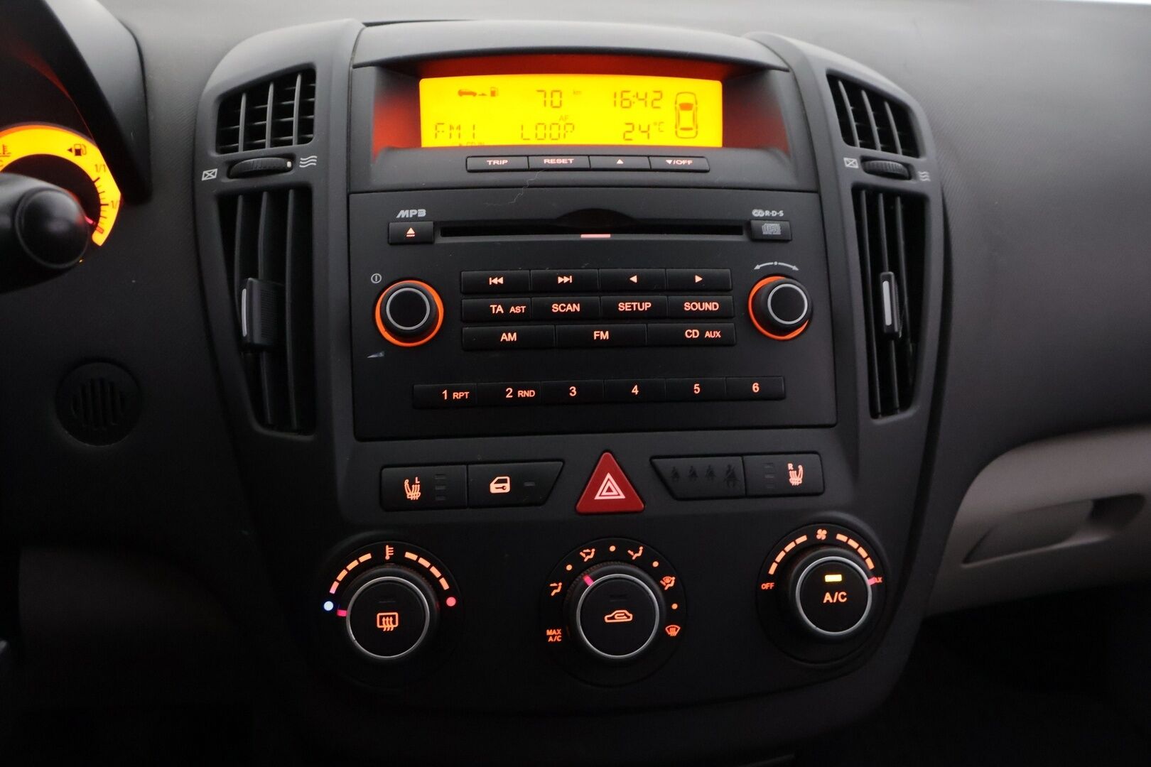 Kia cee'd 2008 1,6 LX HB 5D ** Auto myydään huudossa! - ** Pitkä leima / Kahdet asialliset renkaat **
