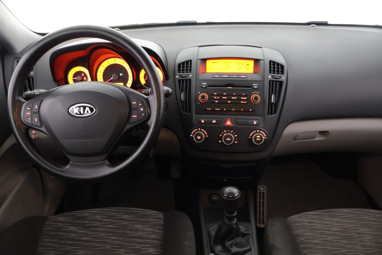Kia cee'd 2008 1,6 LX HB 5D ** Auto myydään huudossa! - ** Pitkä leima / Kahdet asialliset renkaat **
