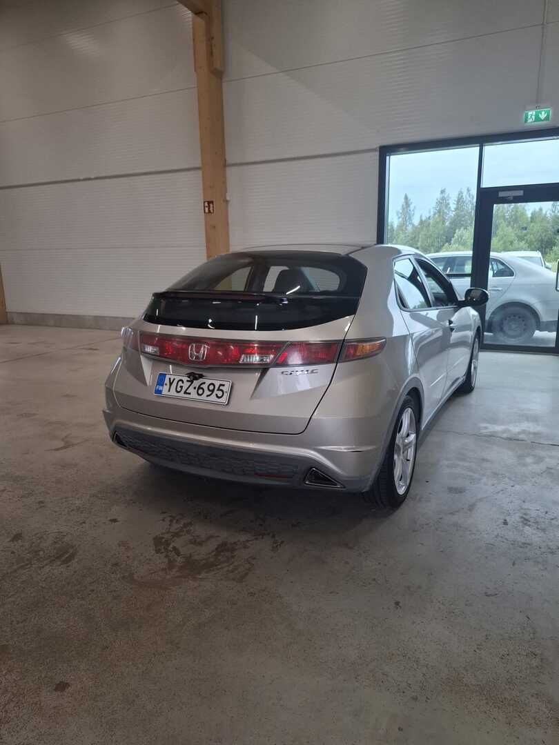 Honda Civic 2006 1,8i Executive 5D * Vakkari / Lohko / Ilmastointi / Penkinlämmittimet / Xenon* - Suomi-auto / Myydään juuri huollettuna / Kahdet renkaat 
