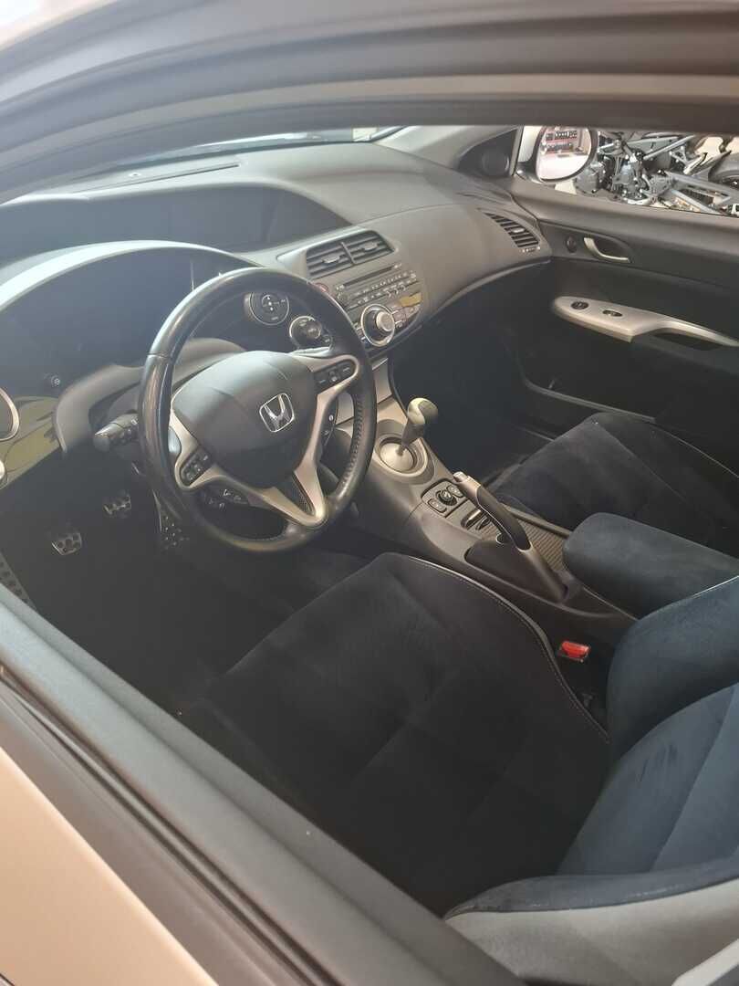 Honda Civic 2006 1,8i Executive 5D * Vakkari / Lohko / Ilmastointi / Penkinlämmittimet / Xenon* - Suomi-auto / Myydään juuri huollettuna / Kahdet renkaat 