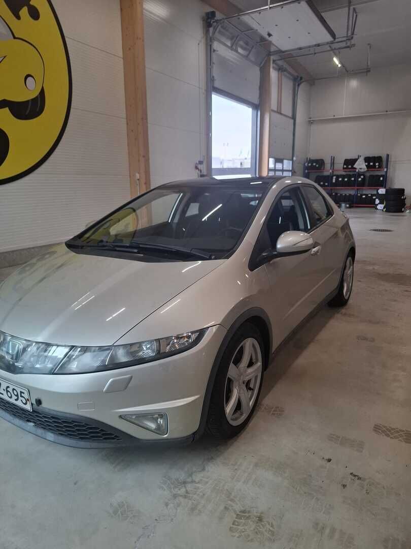 Honda Civic 2006 1,8i Executive 5D * Vakkari / Lohko / Ilmastointi / Penkinlämmittimet / Xenon* - Suomi-auto / Myydään juuri huollettuna / Kahdet renkaat 