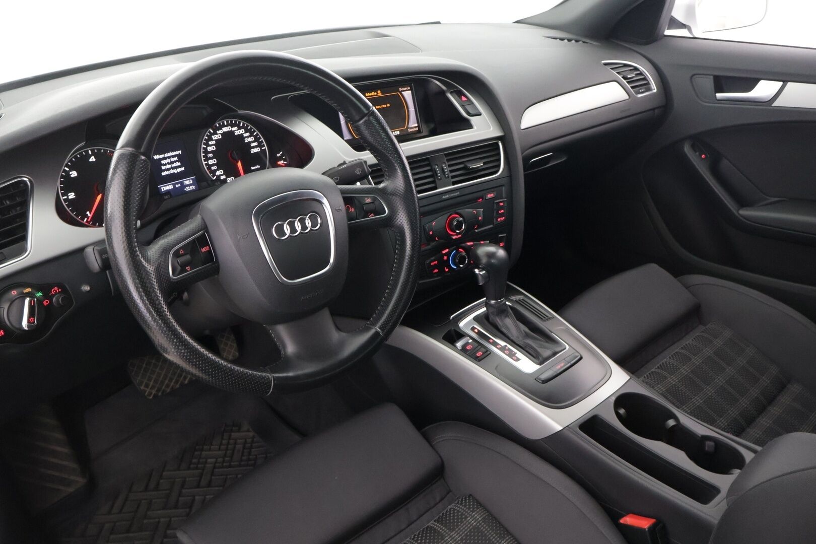 Audi A4 2009 Sedan 2,0 TDI DPF multitronic Pro Business 100-v - Irr. Vetokoukku / Urheiluistuimet / Jakopää 02/24 / Vakkari