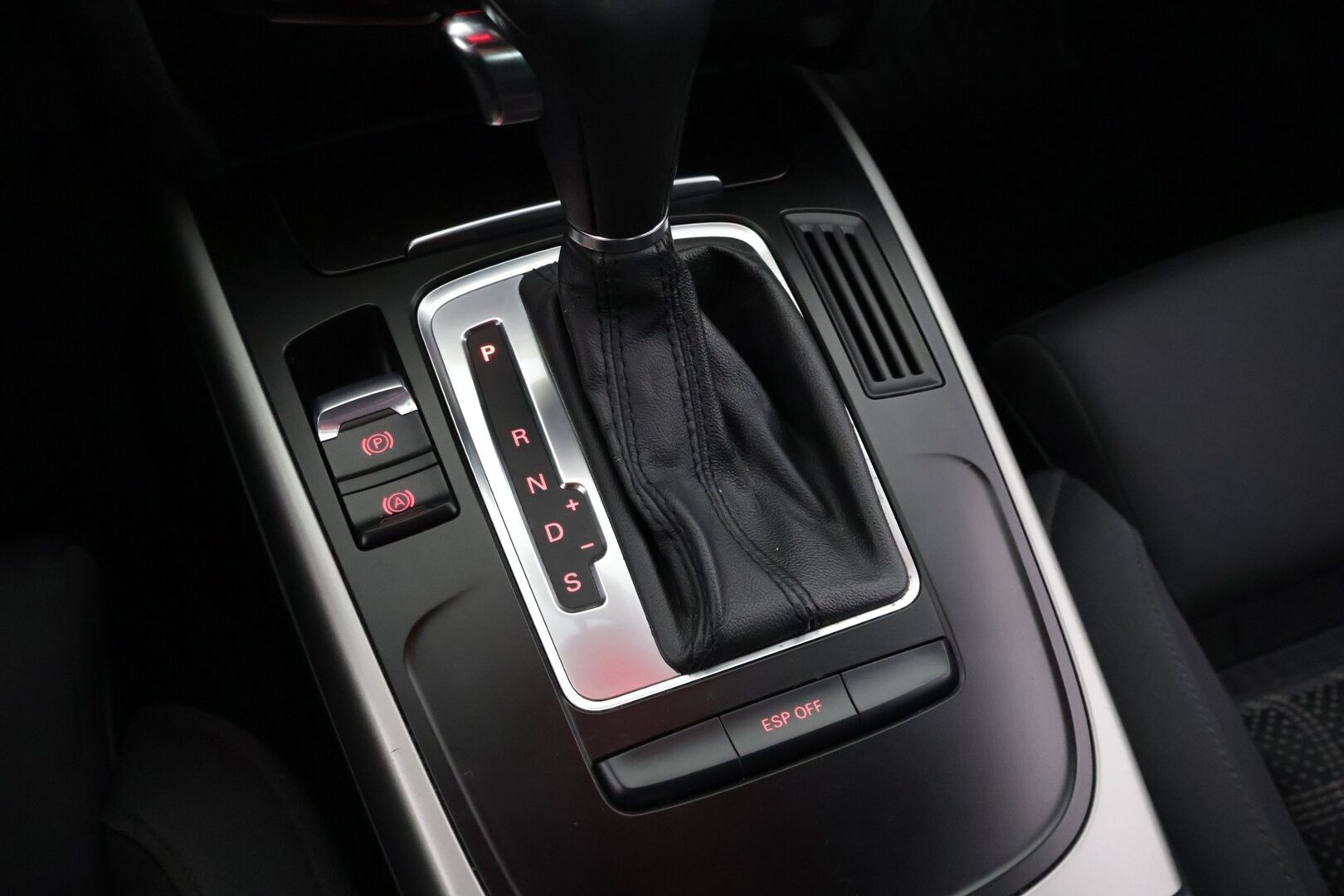 Audi A4 2009 Sedan 2,0 TDI DPF multitronic Pro Business 100-v - Irr. Vetokoukku / Urheiluistuimet / Jakopää 02/24 / Vakkari