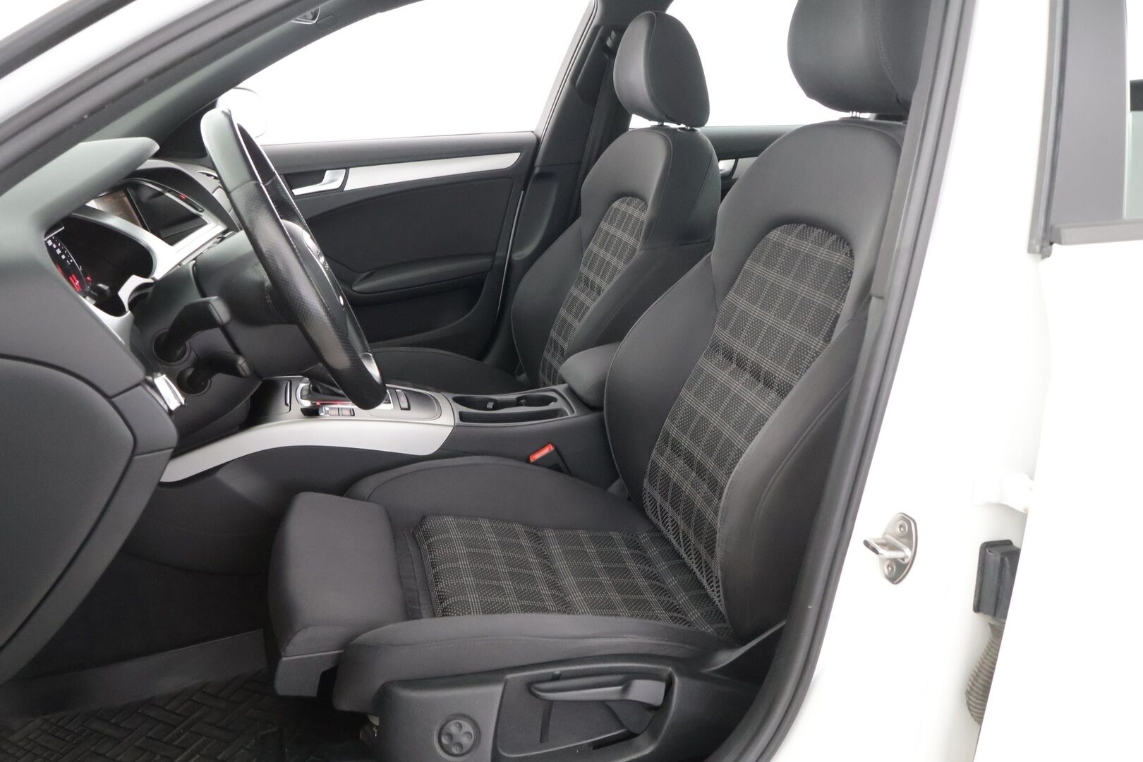 Audi A4 2009 Sedan 2,0 TDI DPF multitronic Pro Business 100-v - Irr. Vetokoukku / Urheiluistuimet / Jakopää 02/24 / Vakkari