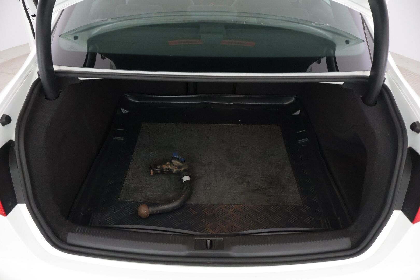 Audi A4 2009 Sedan 2,0 TDI DPF multitronic Pro Business 100-v - Irr. Vetokoukku / Urheiluistuimet / Jakopää 02/24 / Vakkari