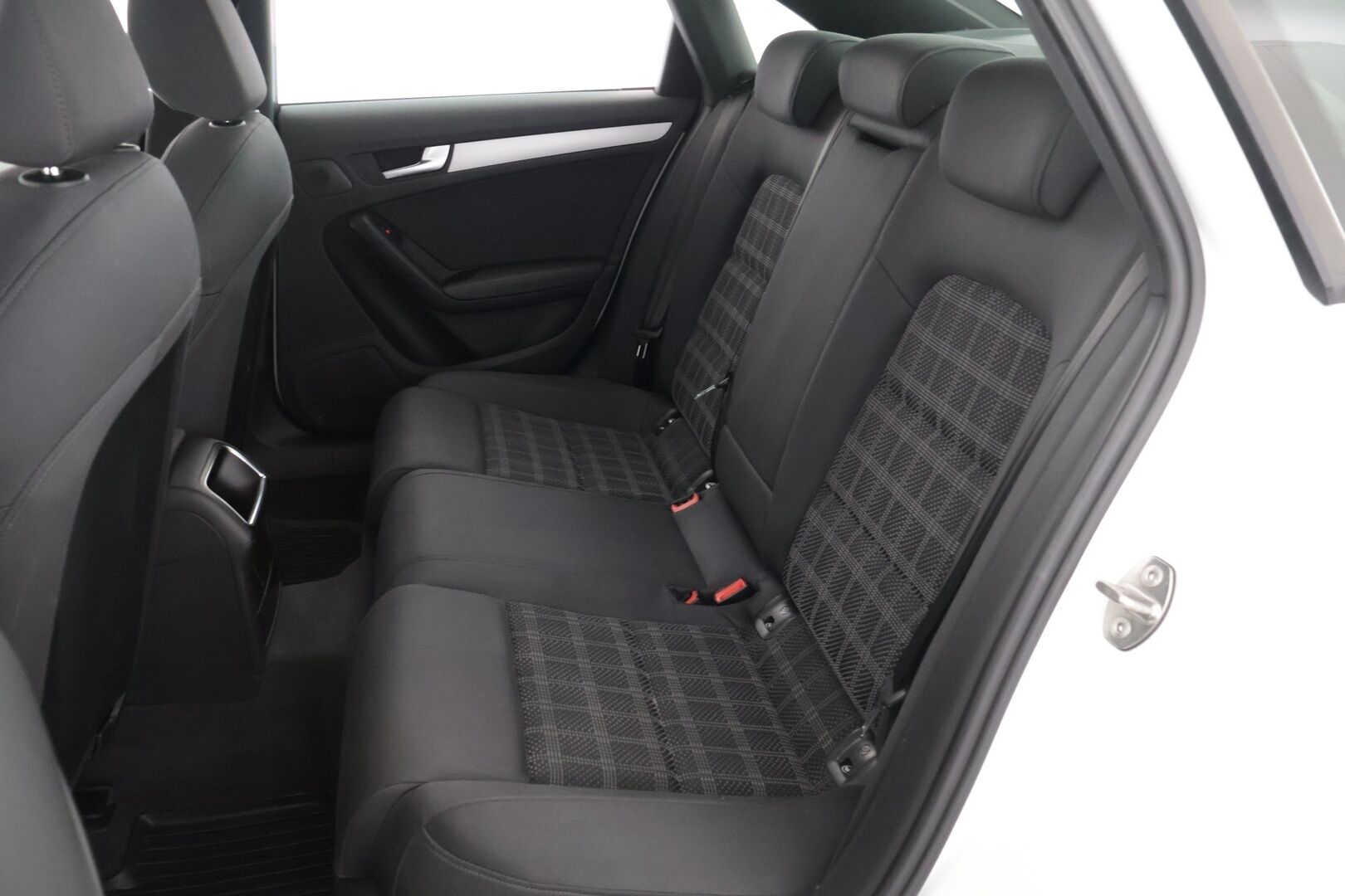 Audi A4 2009 Sedan 2,0 TDI DPF multitronic Pro Business 100-v - Irr. Vetokoukku / Urheiluistuimet / Jakopää 02/24 / Vakkari