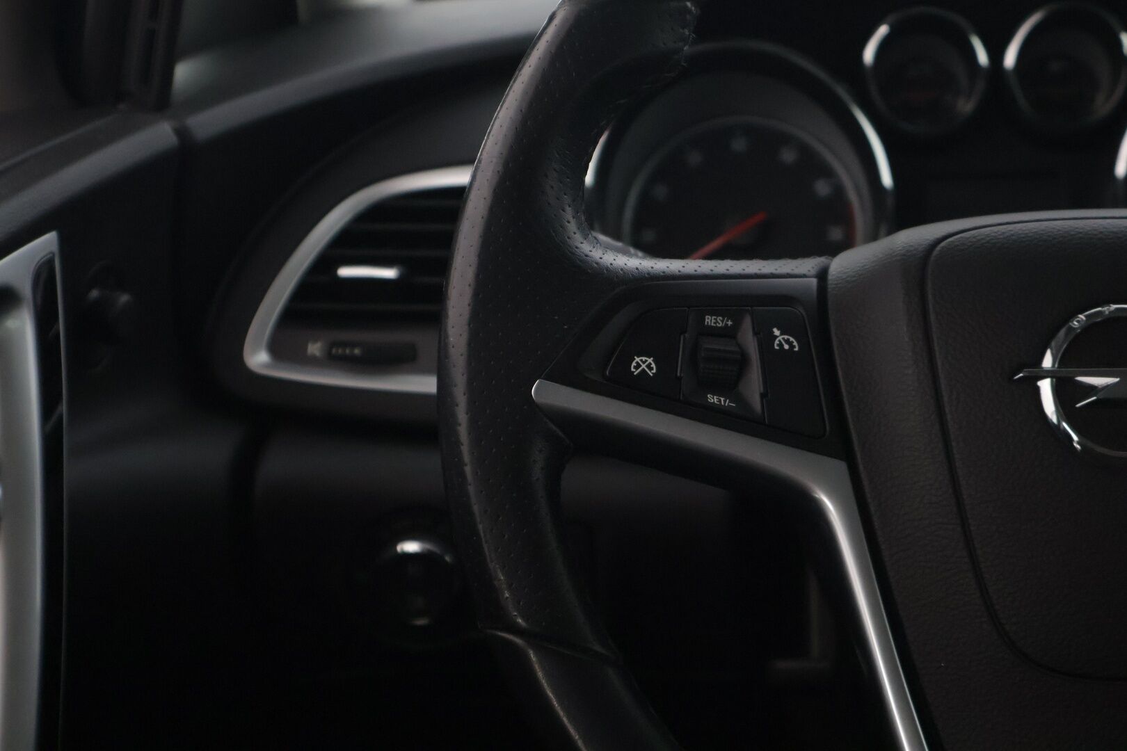 Opel Astra 2011 5-ov Sport 1,4 Turbo Ecotec 103kW AT6 YritysOutlet - Myydään vain yrityksille * Lohkoläm.+ sisätilanläm. / Vakionopeudensäädin / P. Tutka / Xenon / Vetokoukku * - Tämä auto myydään YritysOutlet -valikoimasta vain yritykselle / Viimeisin huolto 10/25 / Kahdet renkaat alumiinivanteilla!