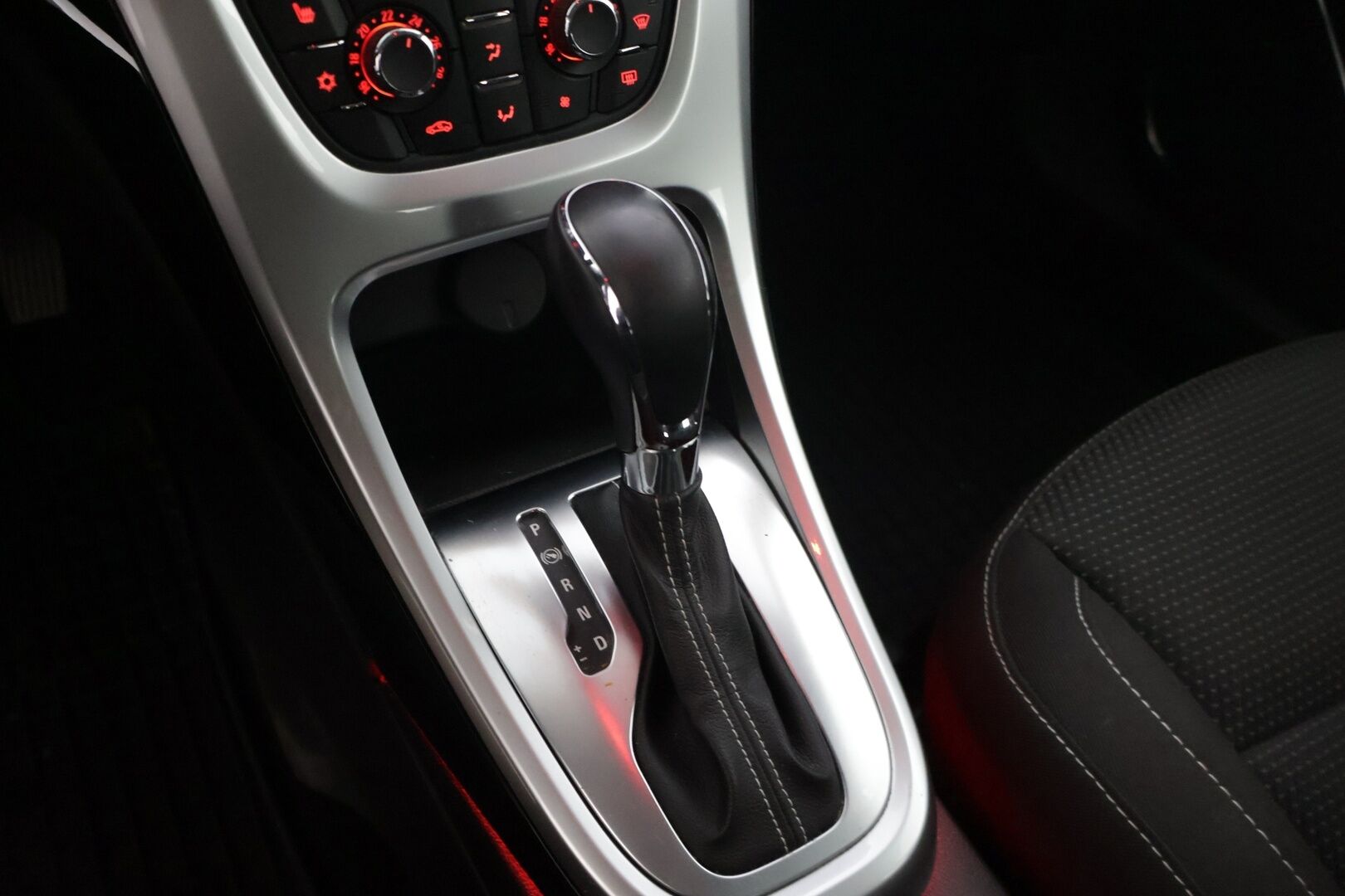 Opel Astra 2011 5-ov Sport 1,4 Turbo Ecotec 103kW AT6 YritysOutlet - Myydään vain yrityksille * Lohkoläm.+ sisätilanläm. / Vakionopeudensäädin / P. Tutka / Xenon / Vetokoukku * - Tämä auto myydään YritysOutlet -valikoimasta vain yritykselle / Viimeisin huolto 10/25 / Kahdet renkaat alumiinivanteilla!