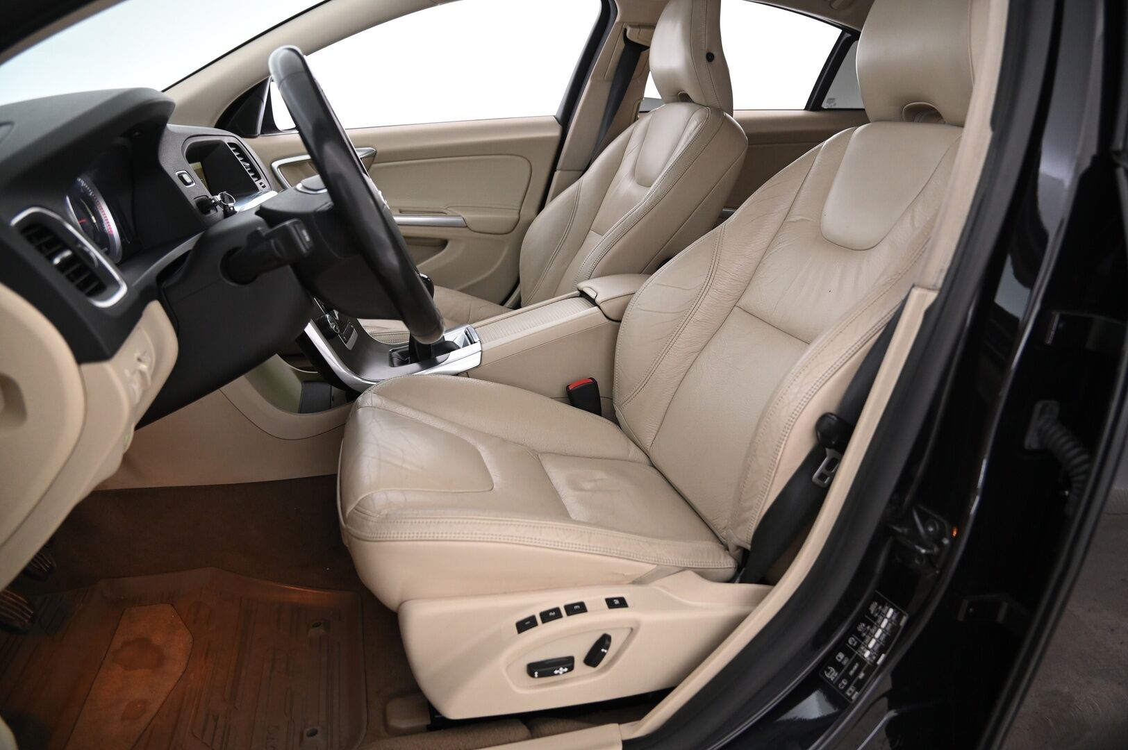 Volvo S60 2011 D3 Summum Business *Webasto / Muistipenkki / Nahat / Koukku / BT* - Suomiauto / Hyvät Hakkapeliitta 9 Nastat / Juuri Leimattu ja huollettu