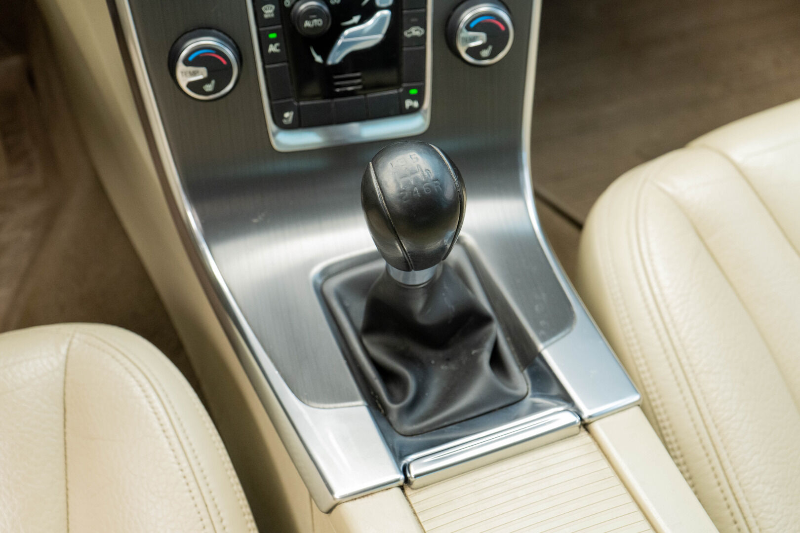 Volvo S60 2011 D3 Summum Business *Webasto / Muistipenkki / Nahat / Koukku / BT* - Suomiauto / Hyvät Hakkapeliitta 9 Nastat / Juuri Leimattu ja huollettu