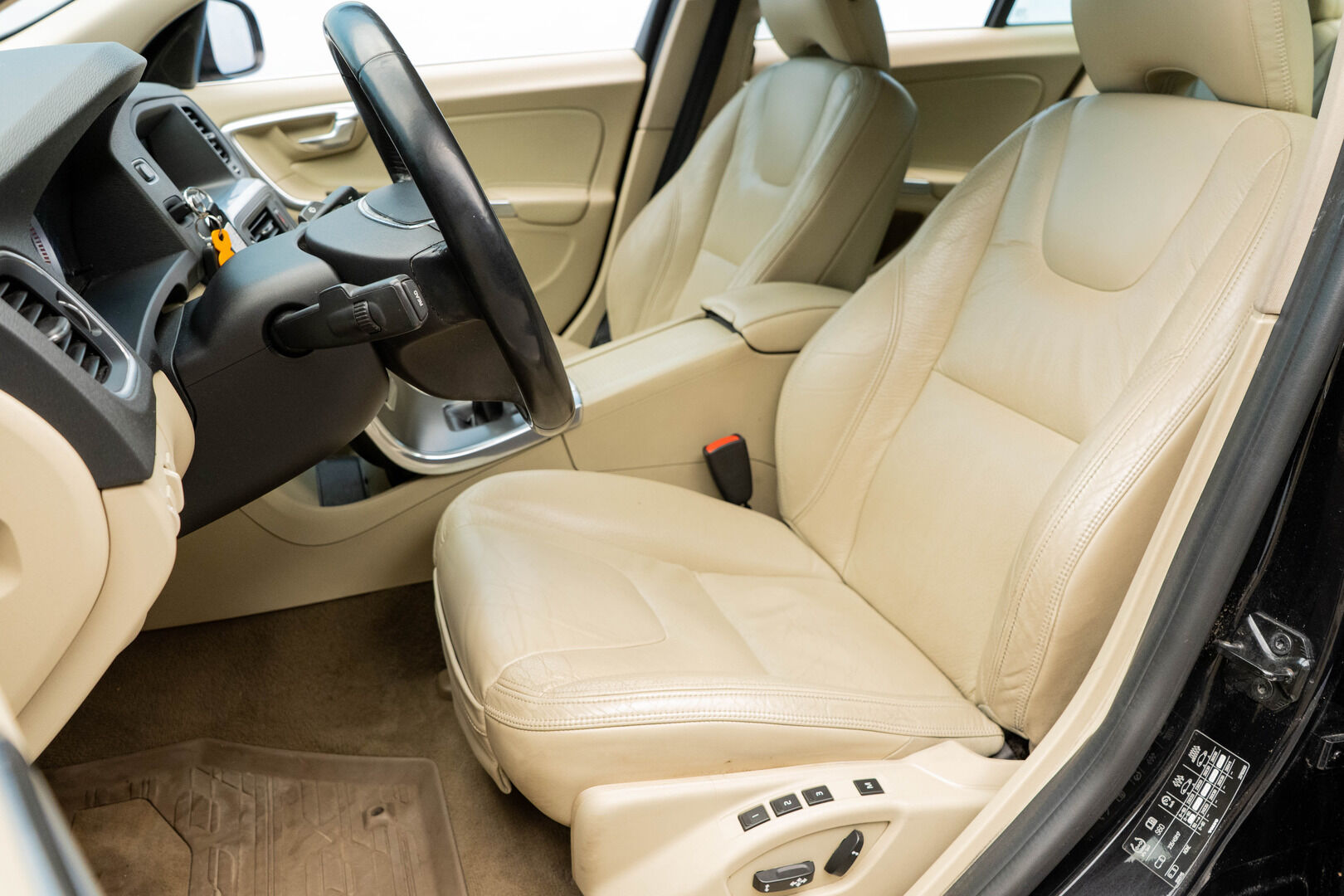 Volvo S60 2011 D3 Summum Business *Webasto / Muistipenkki / Nahat / Koukku / BT* - Suomiauto / Hyvät Hakkapeliitta 9 Nastat / Juuri Leimattu ja huollettu