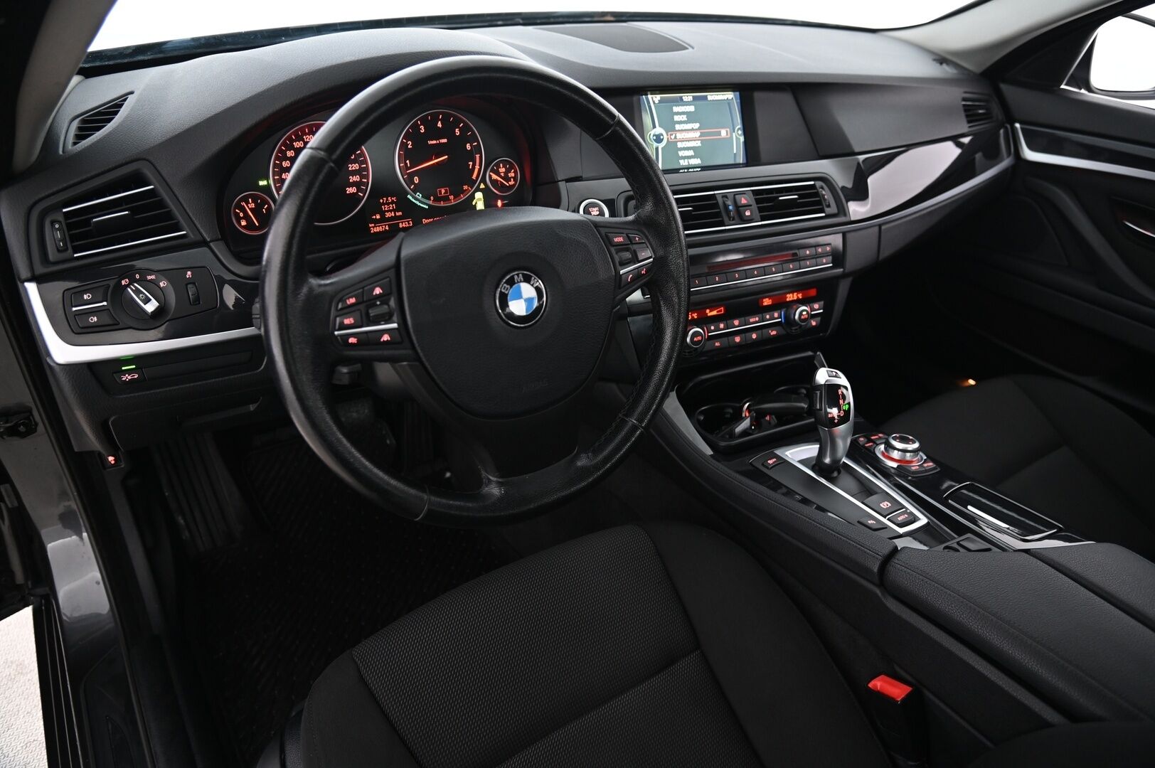 BMW 523 2011 A F10 Sedan *Adapt. Vakkari / Tutkat / Vetokoukku* - *Suomi-auto / Juuri tullut*