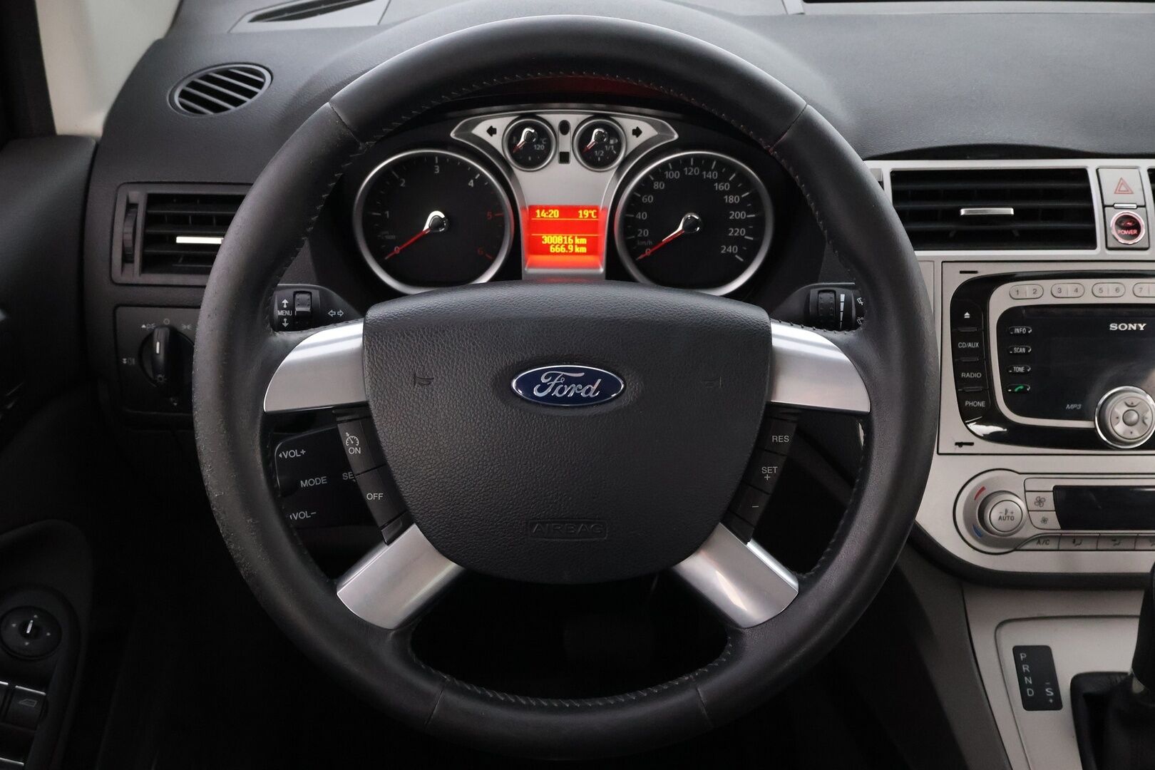 Ford Kuga 2011 2,0 TDCi 163 hv DPF PowerShift 4WD Titanium A6 5-ovinen - YritysOutlet - Myydään vain yrityksille - Suomi-auto | Webasto | Vakkari | Vetokoukku | Lämmitettävä Tuulilasi!